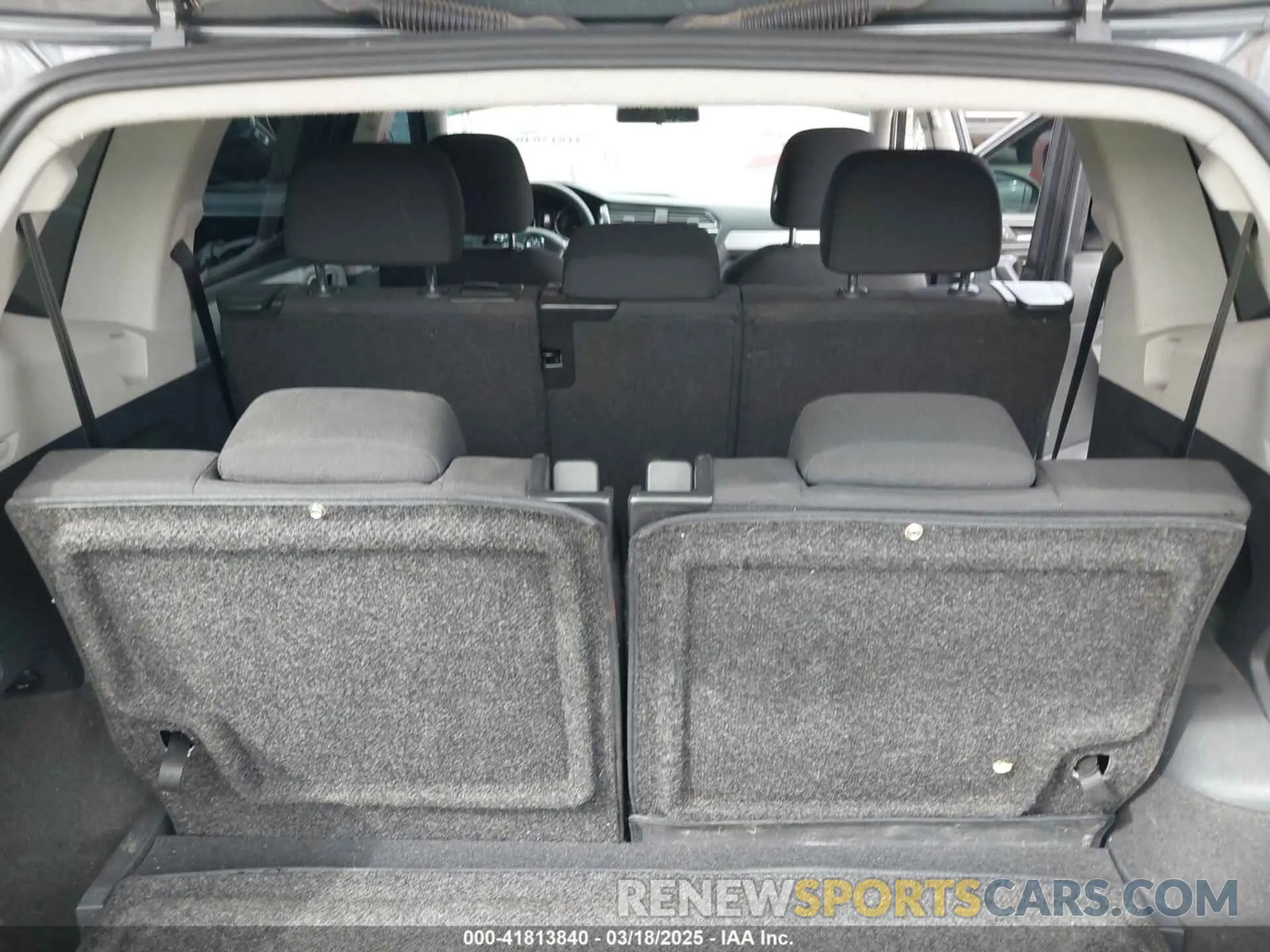 17 Photograph of a damaged car 3VV1B7AX7KM013381 VOLKSWAGEN TIGUAN 2019