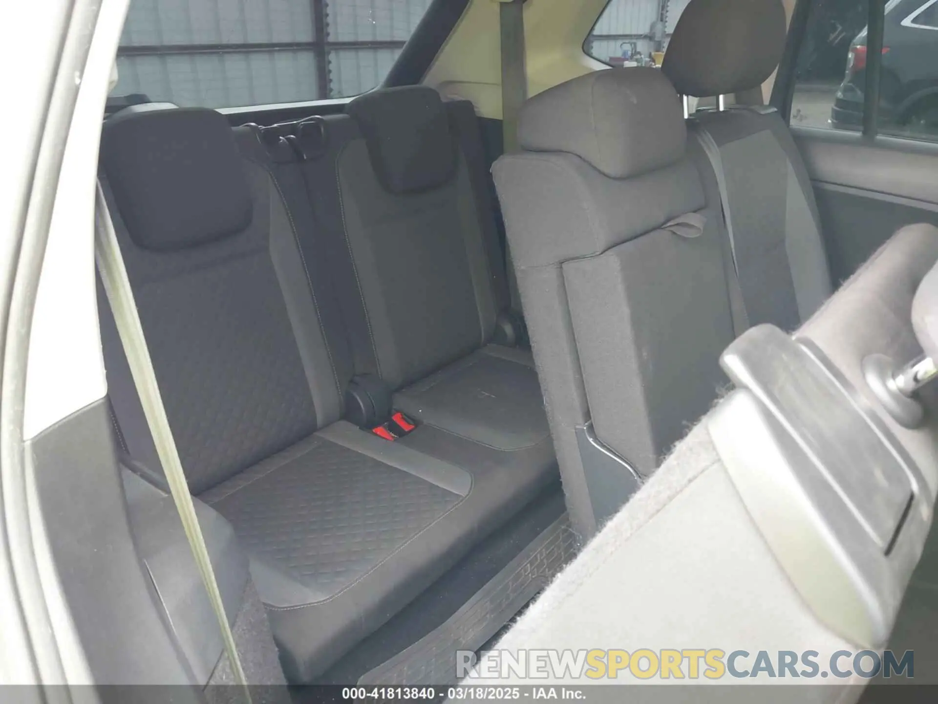 18 Photograph of a damaged car 3VV1B7AX7KM013381 VOLKSWAGEN TIGUAN 2019