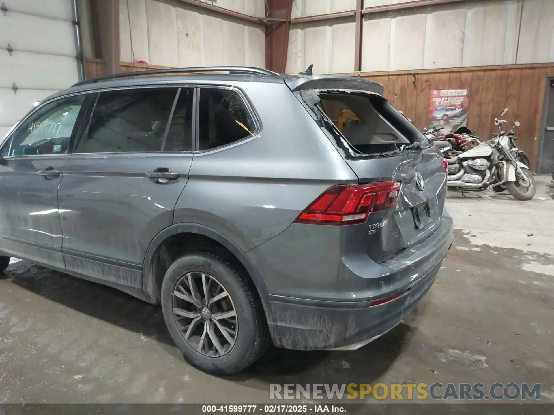 17 Photograph of a damaged car 3VV2B7AX0KM098259 VOLKSWAGEN TIGUAN 2019