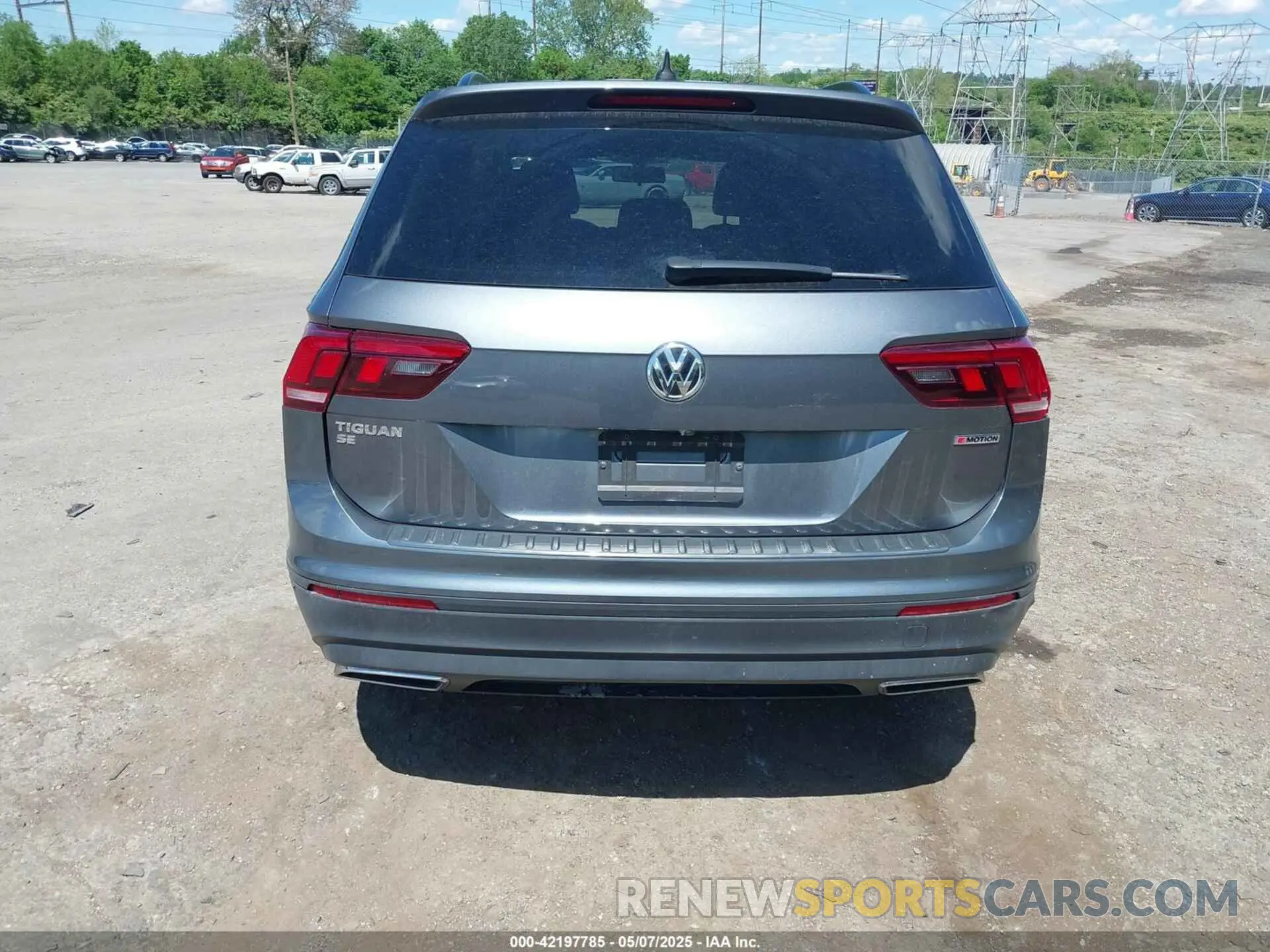 17 Photograph of a damaged car 3VV2B7AX1KM085794 VOLKSWAGEN TIGUAN 2019
