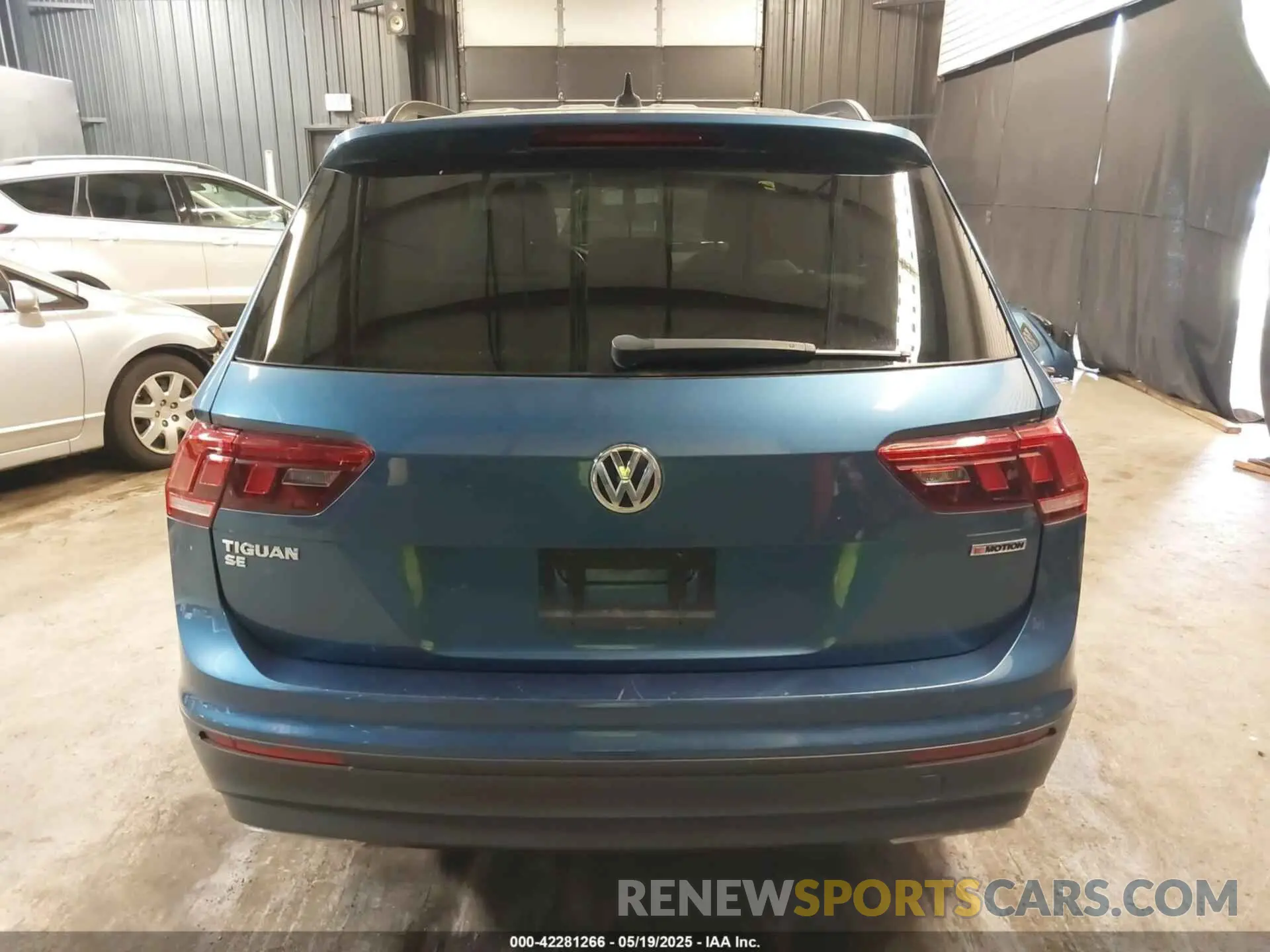 17 Photograph of a damaged car 3VV2B7AX2KM132136 VOLKSWAGEN TIGUAN 2019