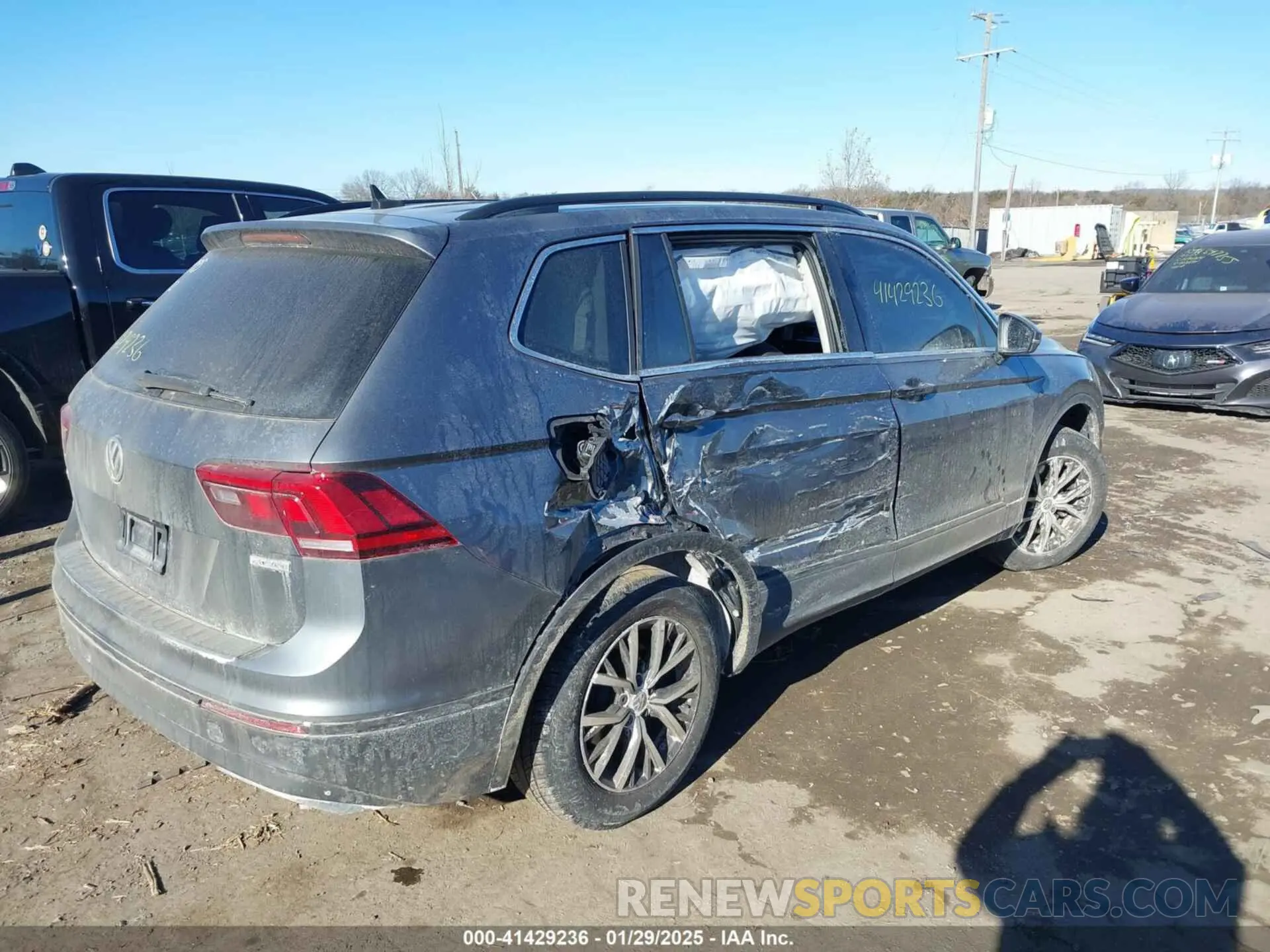 4 Photograph of a damaged car 3VV2B7AX4KM013634 VOLKSWAGEN TIGUAN 2019