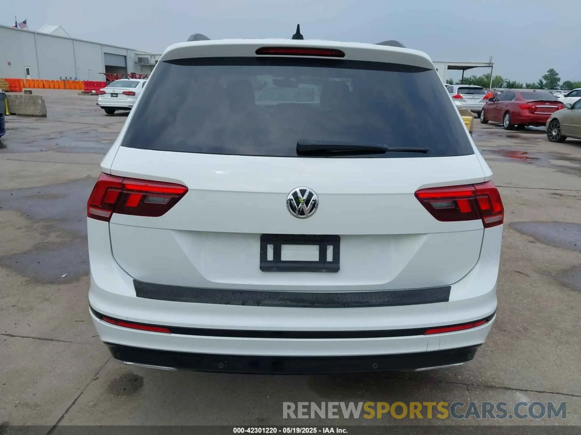 17 Photograph of a damaged car 3VV2B7AX5KM162540 VOLKSWAGEN TIGUAN 2019