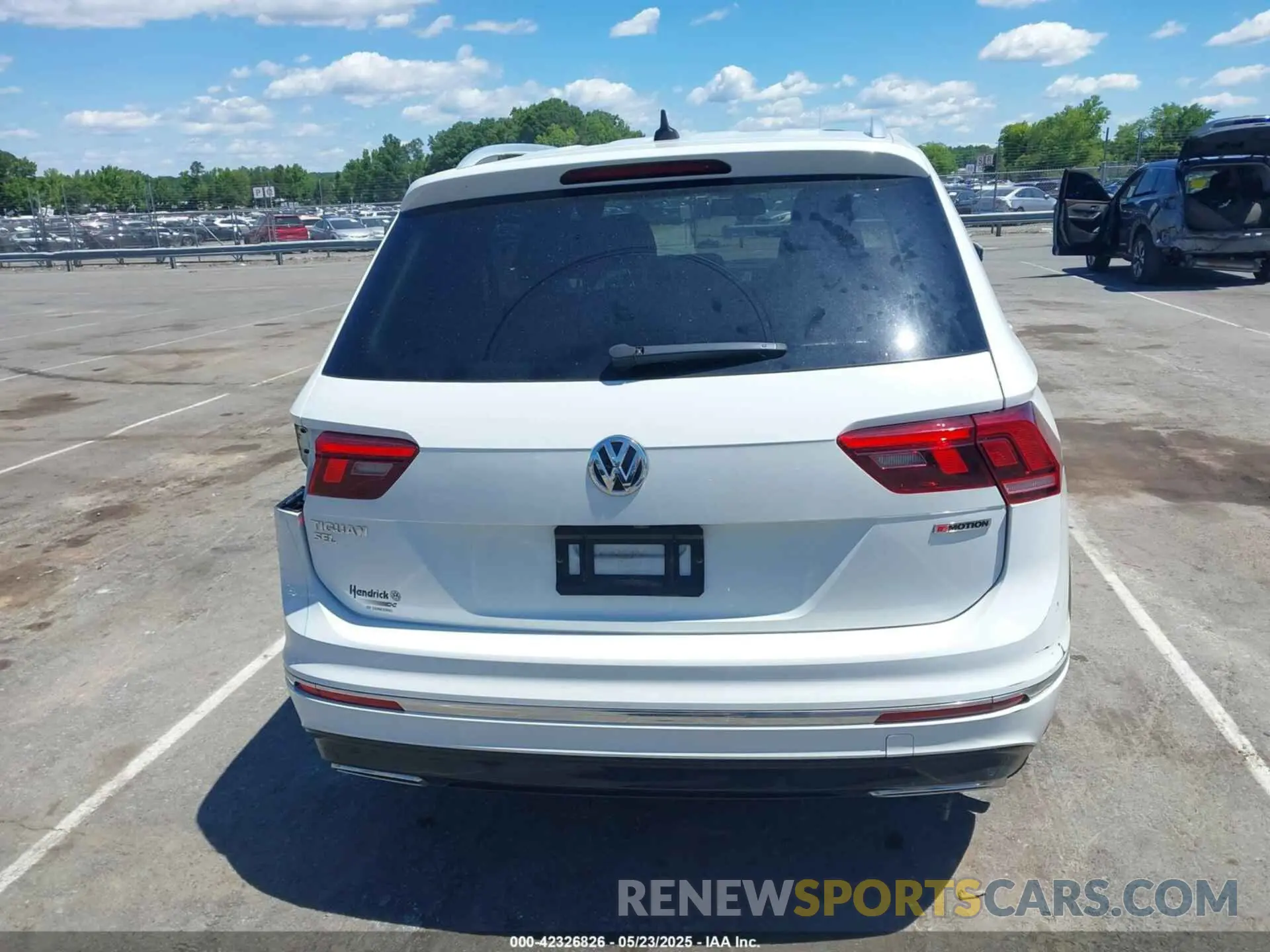 16 Photograph of a damaged car 3VV2B7AX8KM017041 VOLKSWAGEN TIGUAN 2019