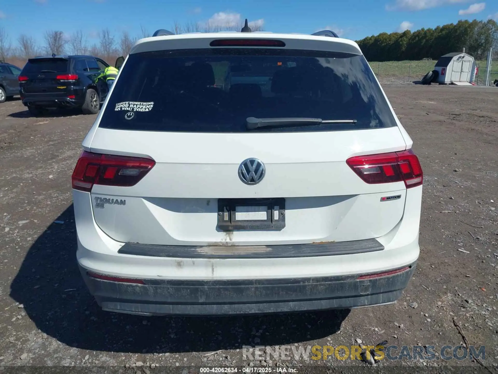 17 Photograph of a damaged car 3VV2B7AX8KM052212 VOLKSWAGEN TIGUAN 2019
