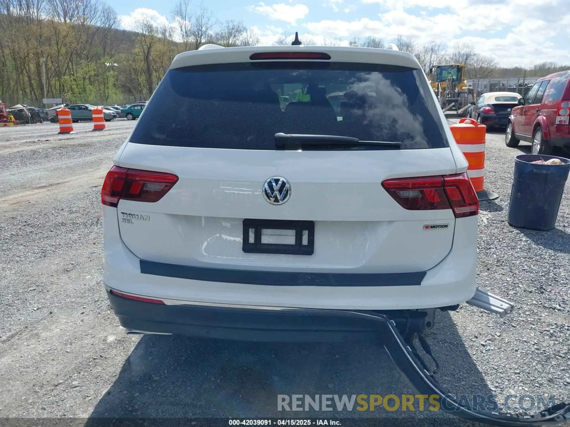 17 Photograph of a damaged car 3VV2B7AX8KM160426 VOLKSWAGEN TIGUAN 2019