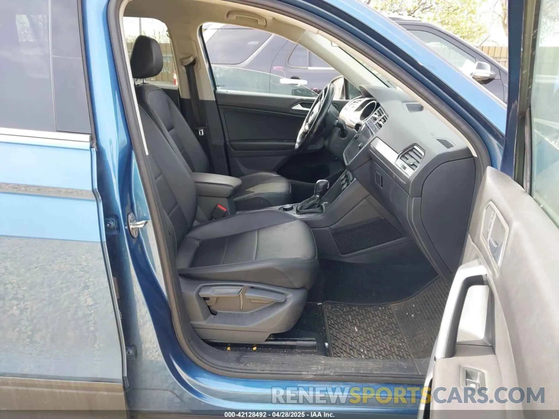 5 Photograph of a damaged car 3VV2B7AX9KM069553 VOLKSWAGEN TIGUAN 2019