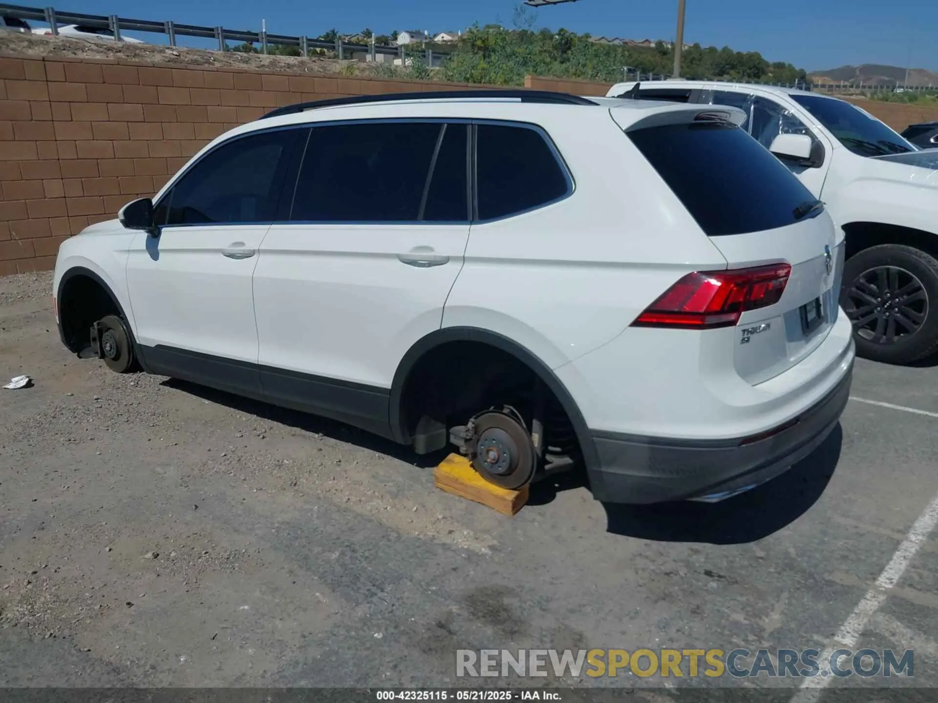 3 Photograph of a damaged car 3VV3B7AX2KM028928 VOLKSWAGEN TIGUAN 2019