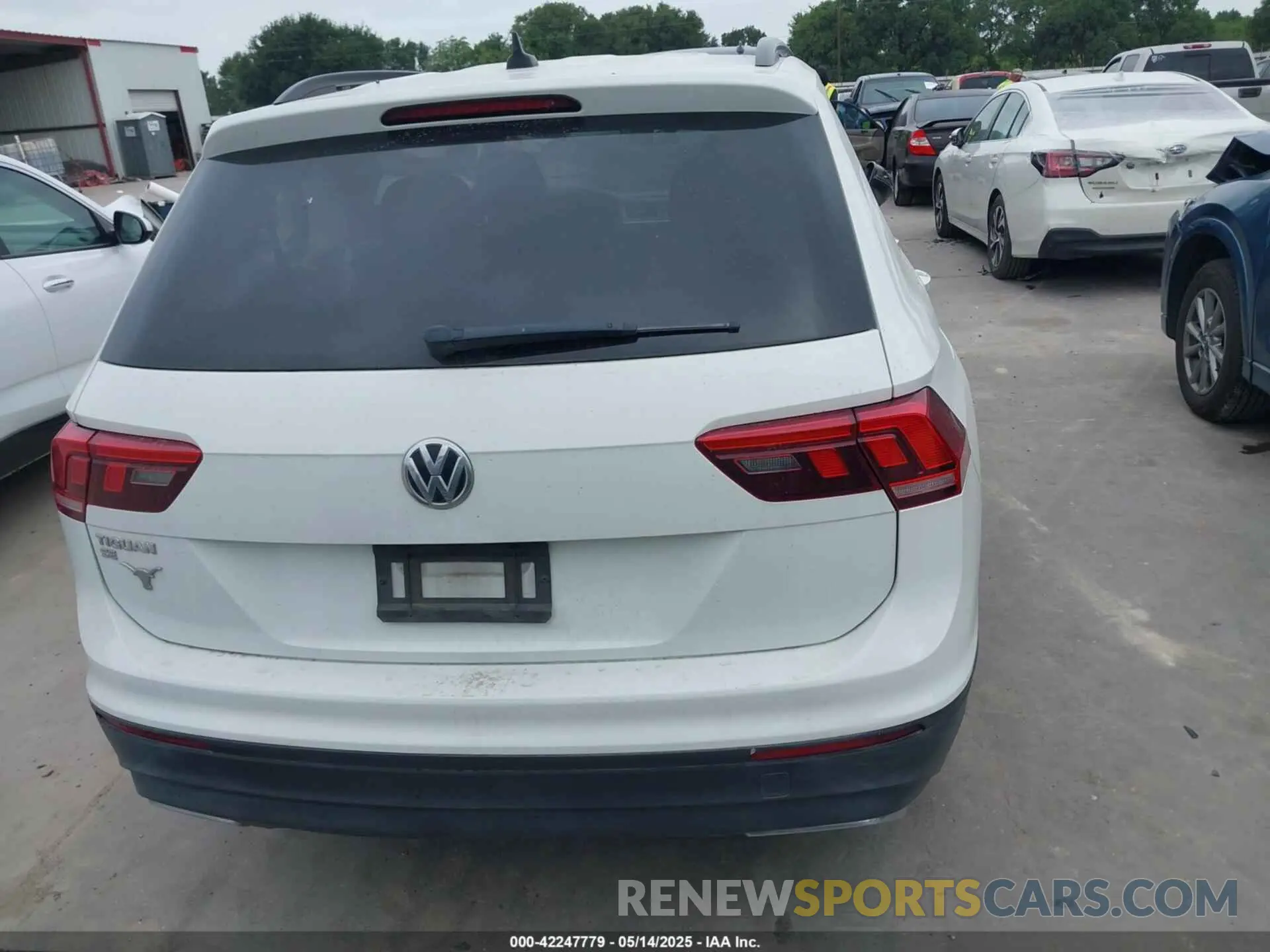 16 Photograph of a damaged car 3VV3B7AX2KM044451 VOLKSWAGEN TIGUAN 2019