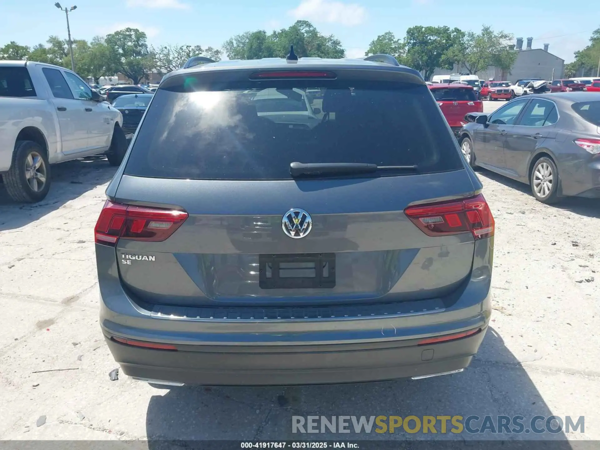17 Photograph of a damaged car 3VV3B7AX2KM147949 VOLKSWAGEN TIGUAN 2019