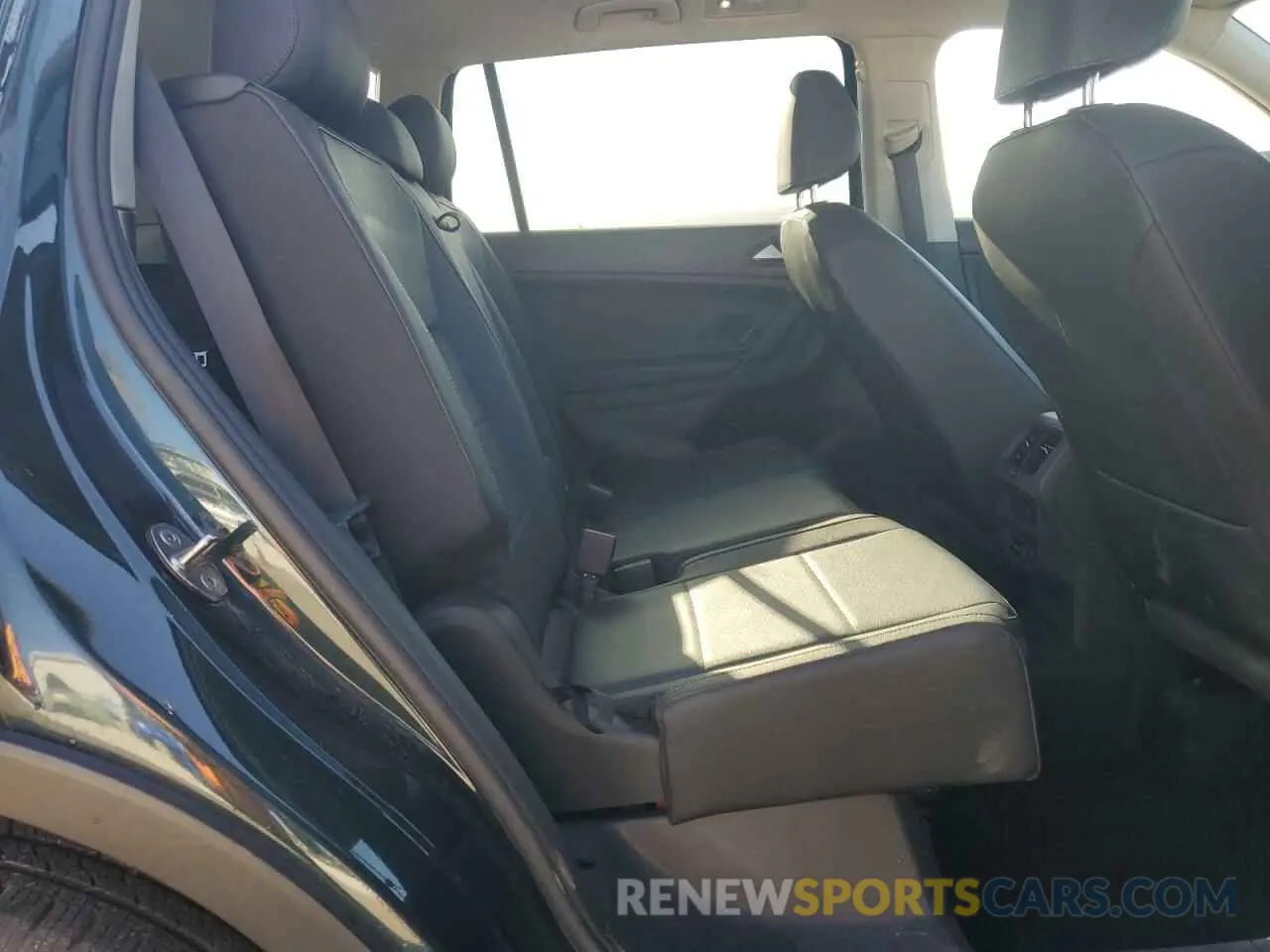 10 Photograph of a damaged car 3VV3B7AX3KM081508 VOLKSWAGEN TIGUAN 2019