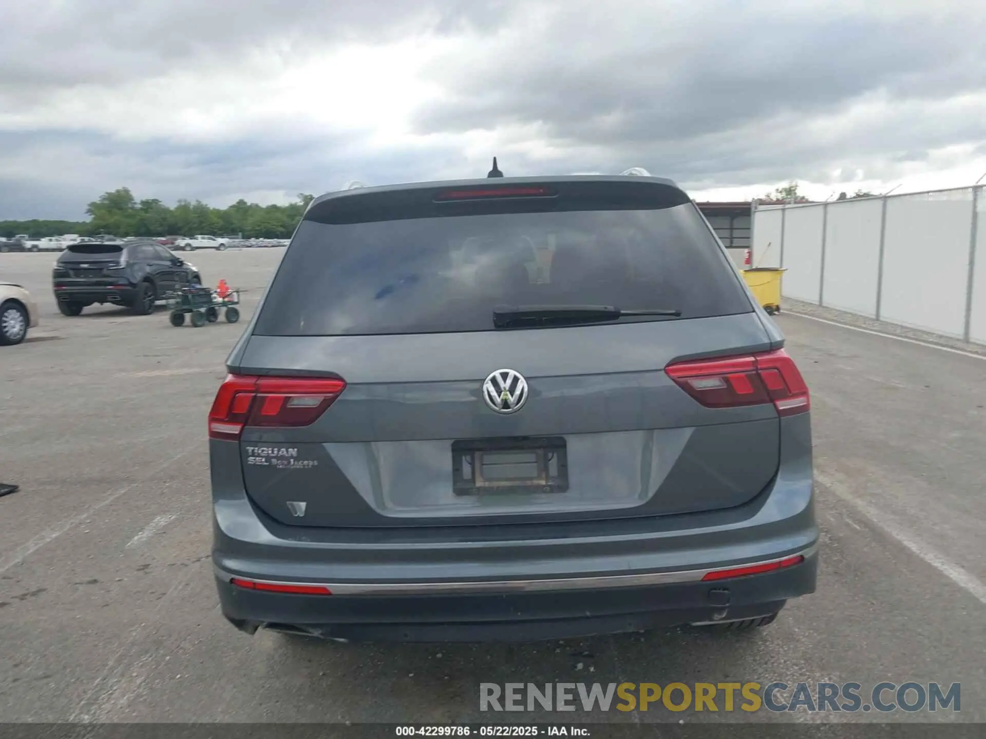 17 Photograph of a damaged car 3VV3B7AX5KM124150 VOLKSWAGEN TIGUAN 2019