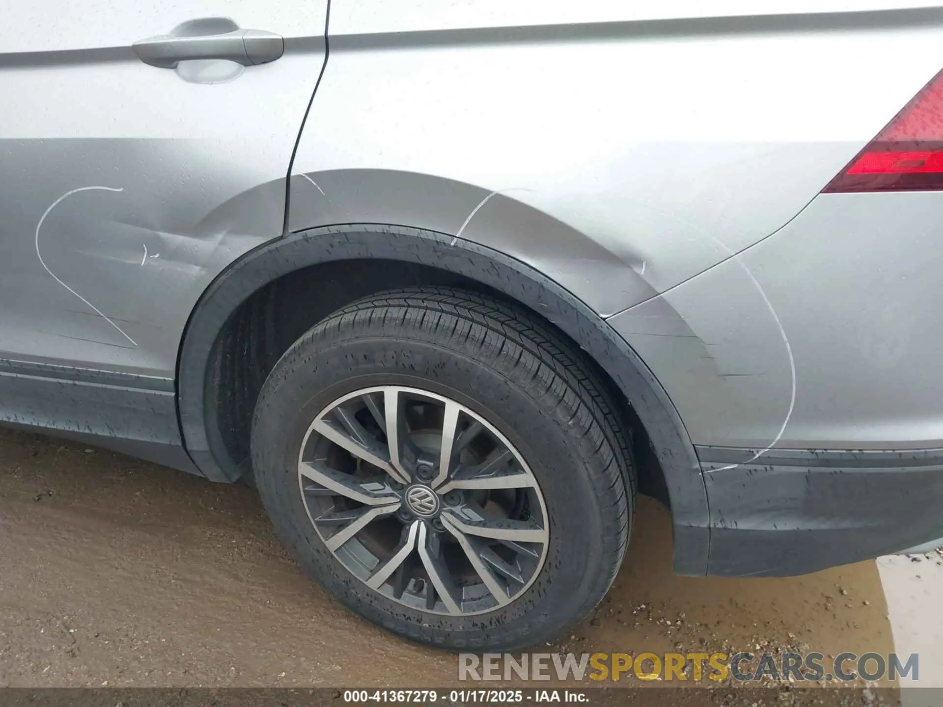 17 Photograph of a damaged car 3VV3B7AX6KM138493 VOLKSWAGEN TIGUAN 2019