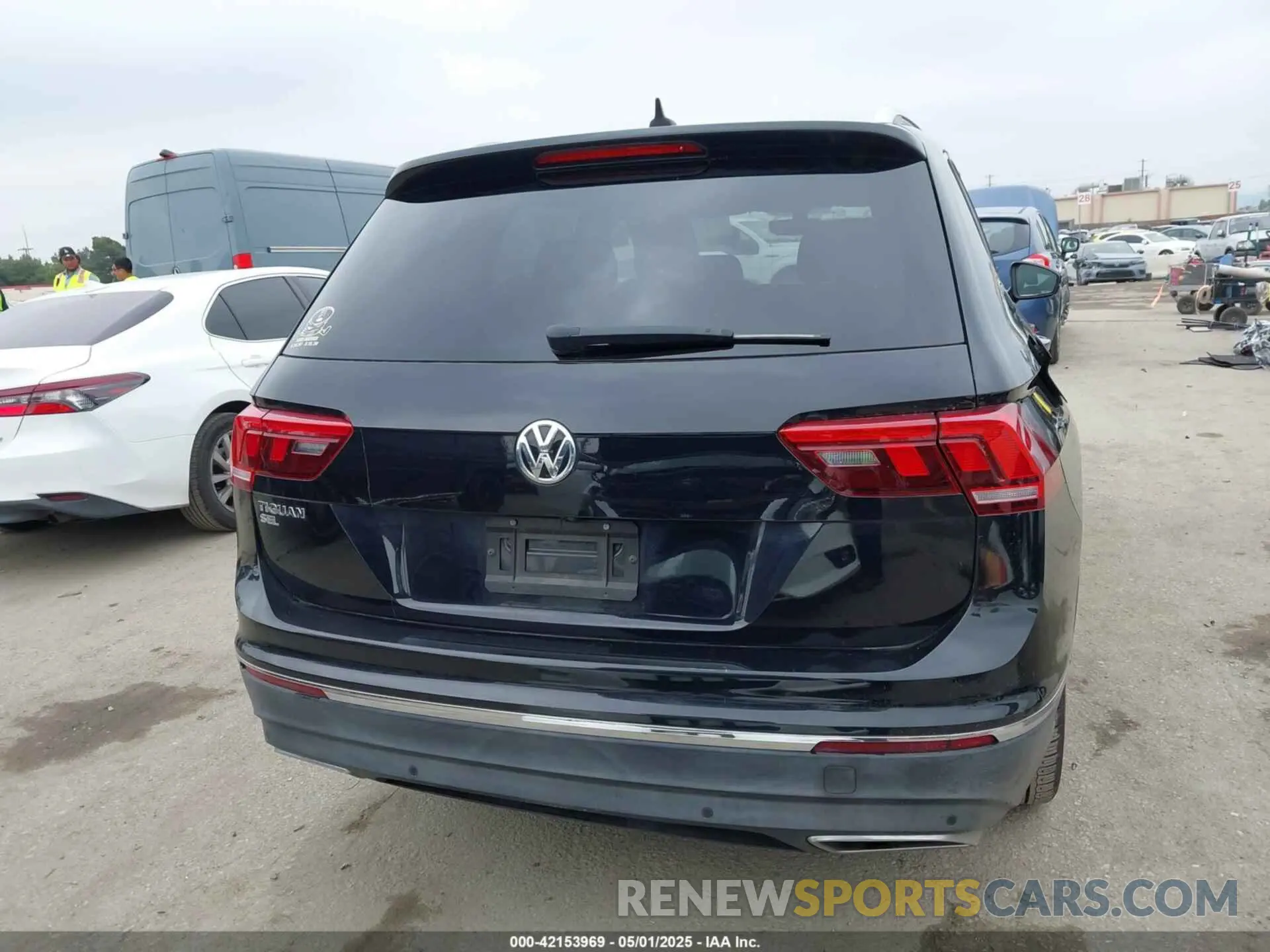17 Photograph of a damaged car 3VV3B7AX9KM006585 VOLKSWAGEN TIGUAN 2019