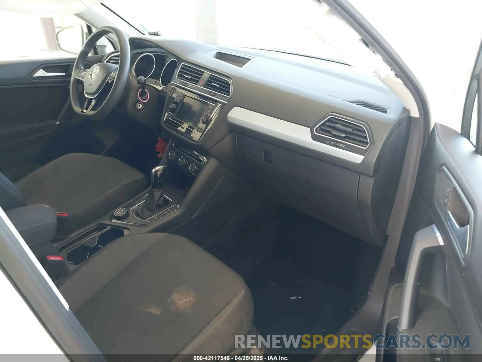 5 Photograph of a damaged car 3VV0B7AX0LM107034 VOLKSWAGEN TIGUAN 2020