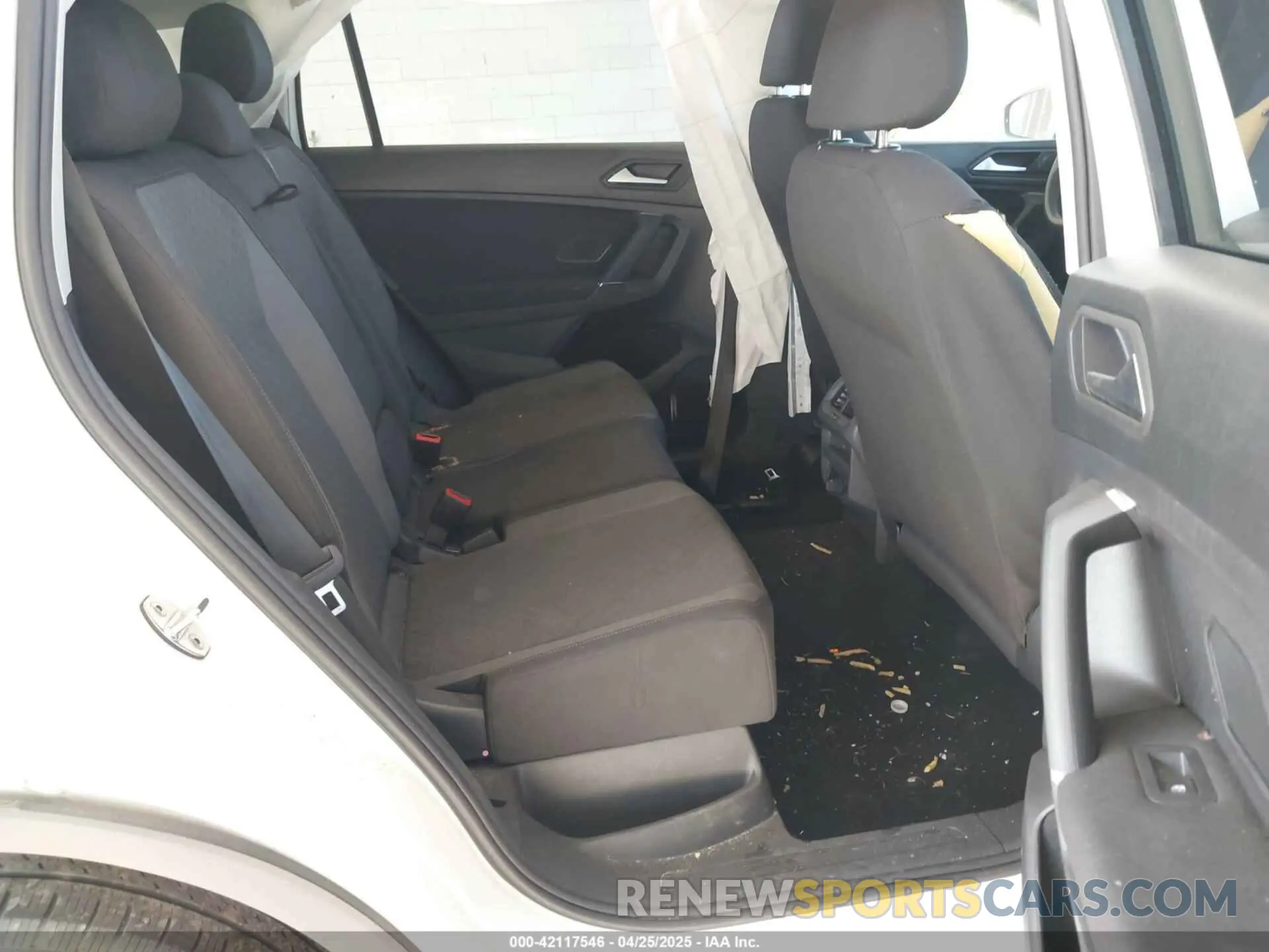 8 Photograph of a damaged car 3VV0B7AX0LM107034 VOLKSWAGEN TIGUAN 2020