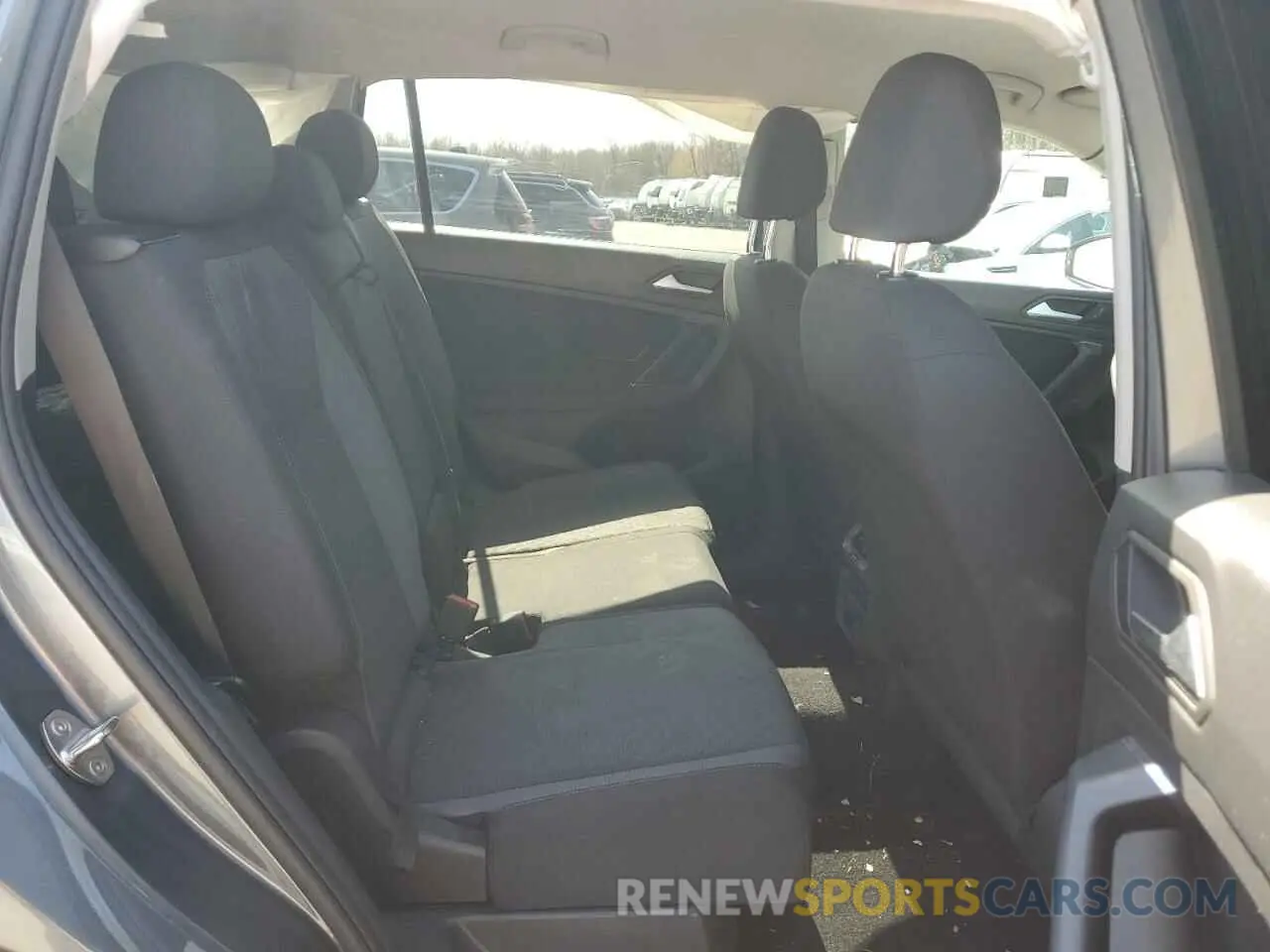 11 Photograph of a damaged car 3VV0B7AX2LM076093 VOLKSWAGEN TIGUAN 2020