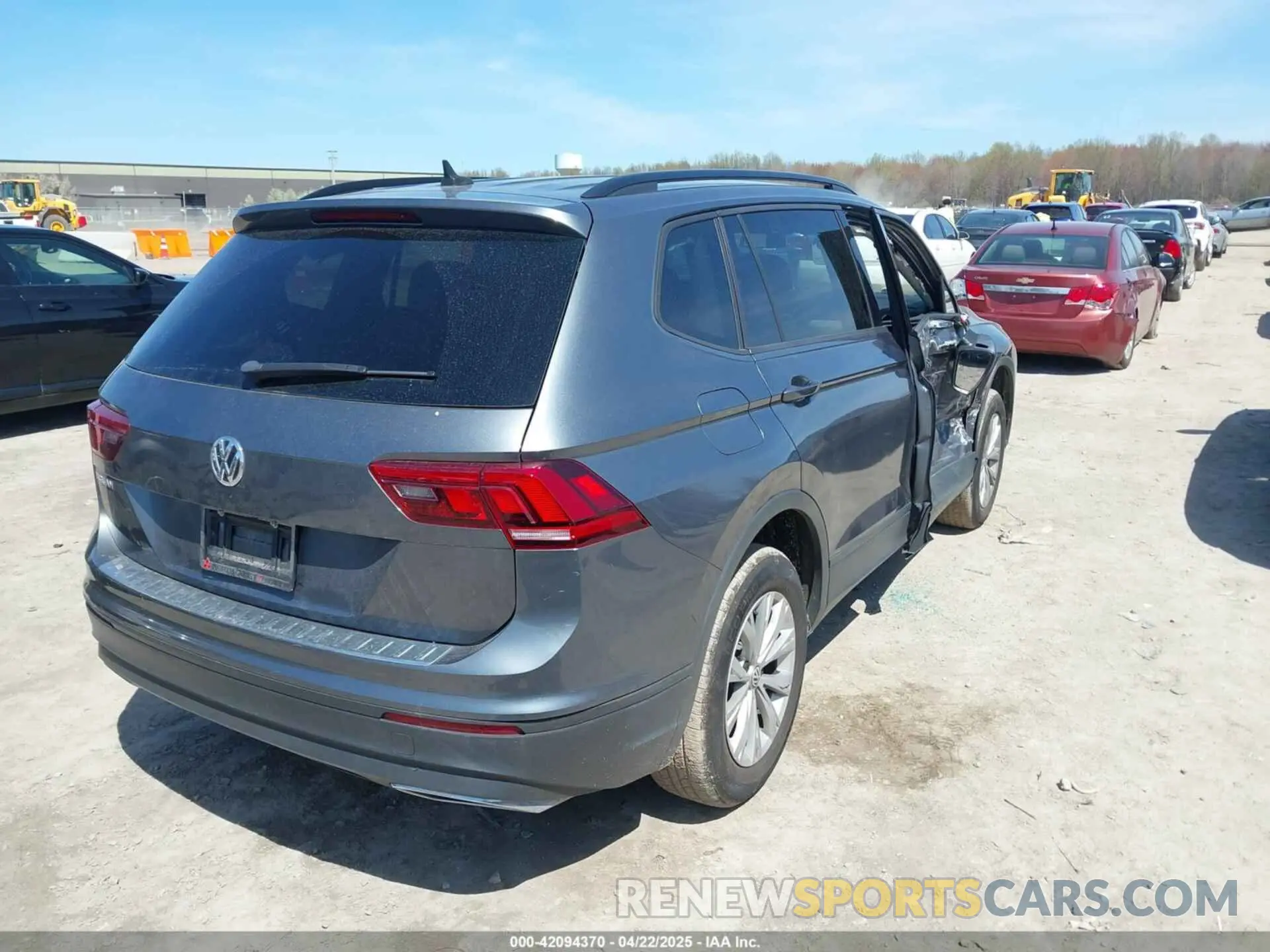 4 Photograph of a damaged car 3VV1B7AX0LM129118 VOLKSWAGEN TIGUAN 2020