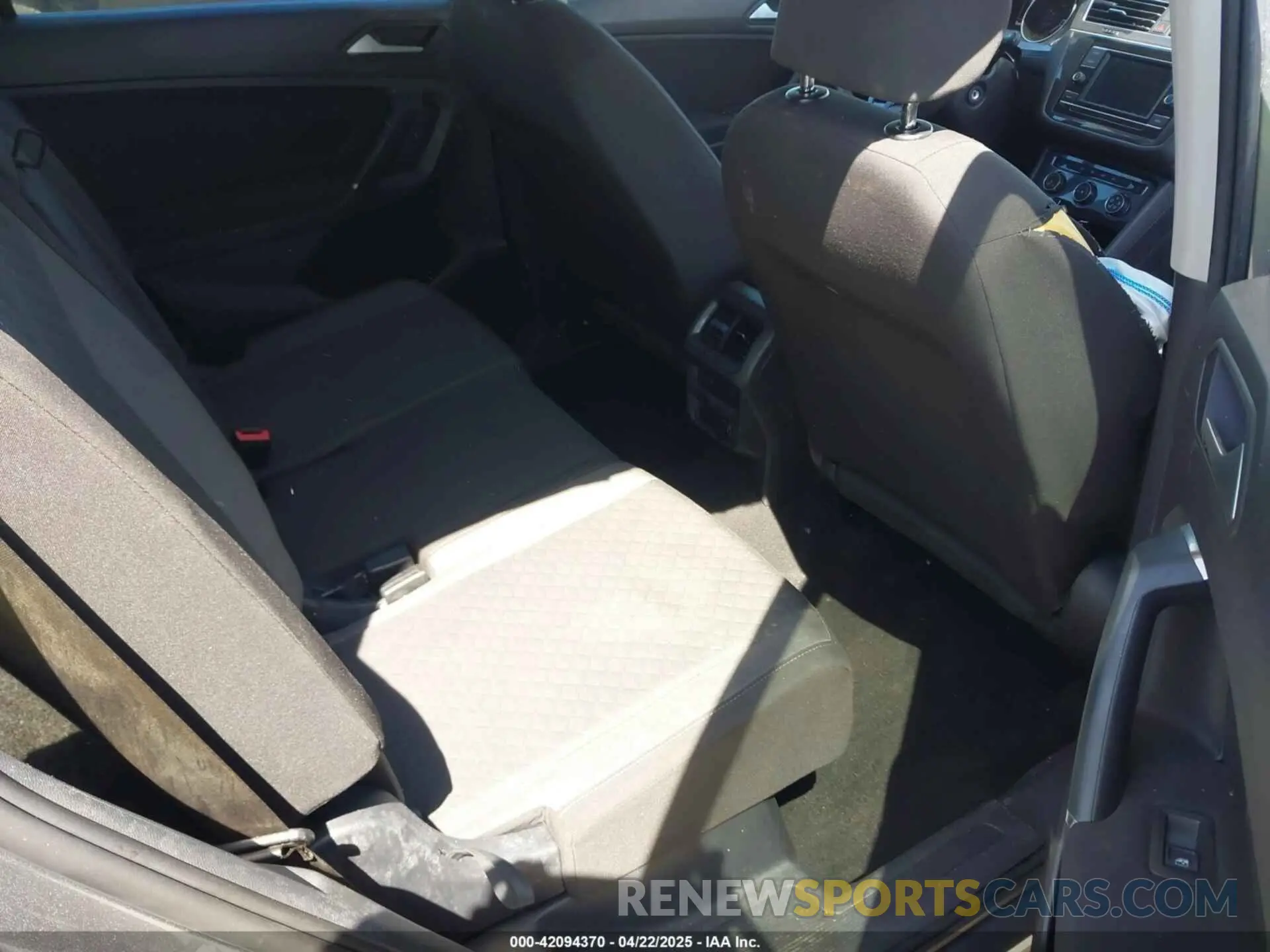 8 Photograph of a damaged car 3VV1B7AX0LM129118 VOLKSWAGEN TIGUAN 2020