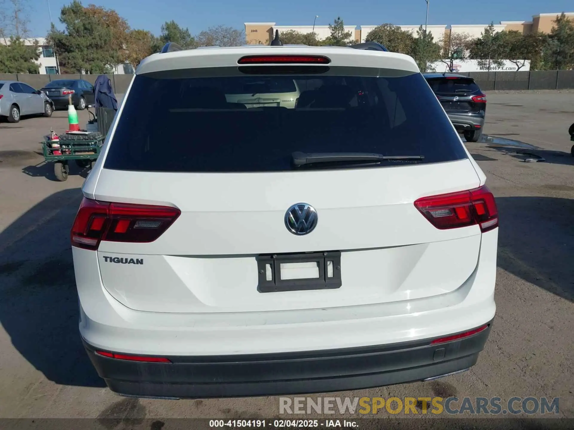 17 Photograph of a damaged car 3VV1B7AX4LM098567 VOLKSWAGEN TIGUAN 2020
