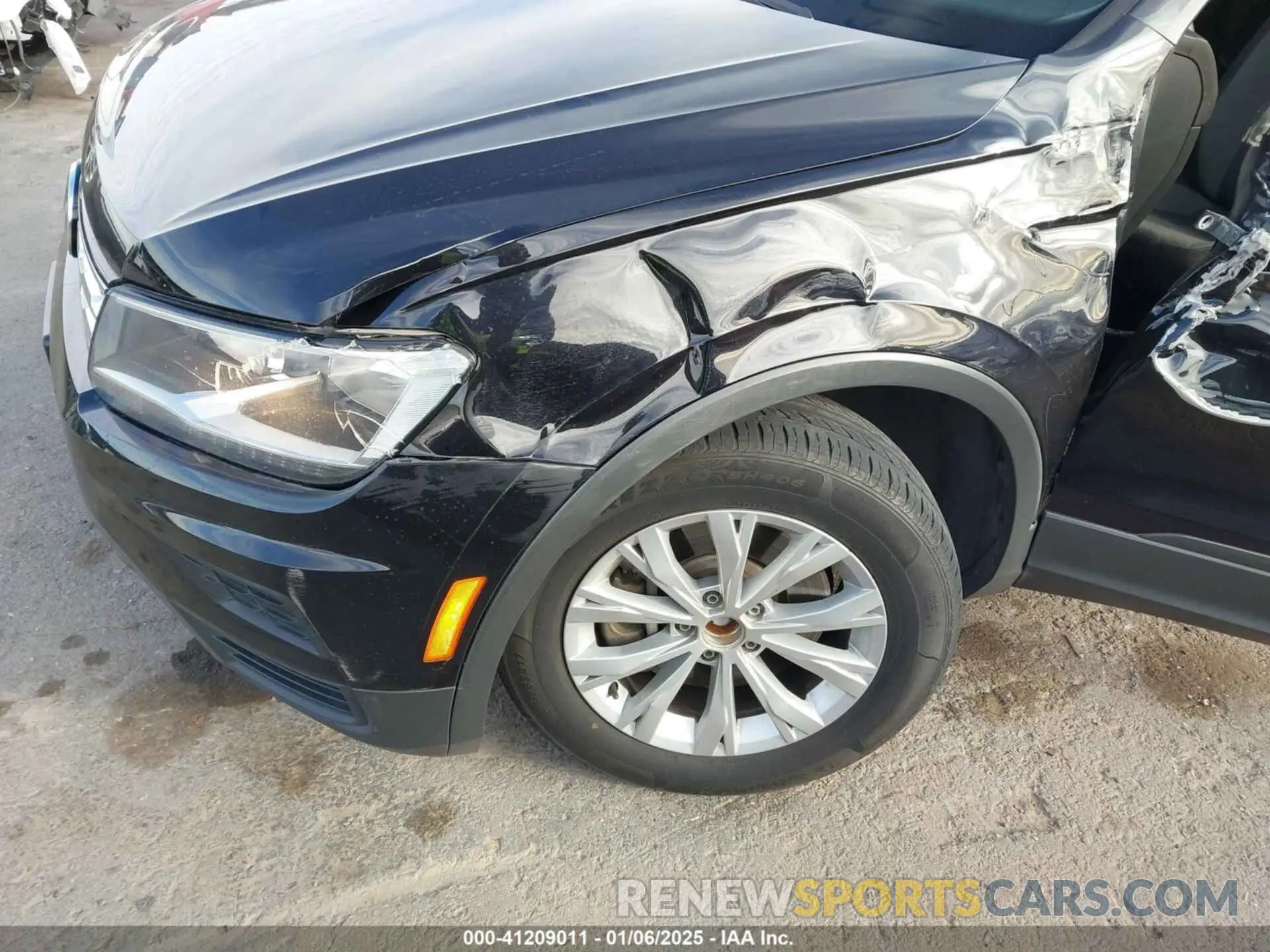 17 Photograph of a damaged car 3VV1B7AX7LM019134 VOLKSWAGEN TIGUAN 2020