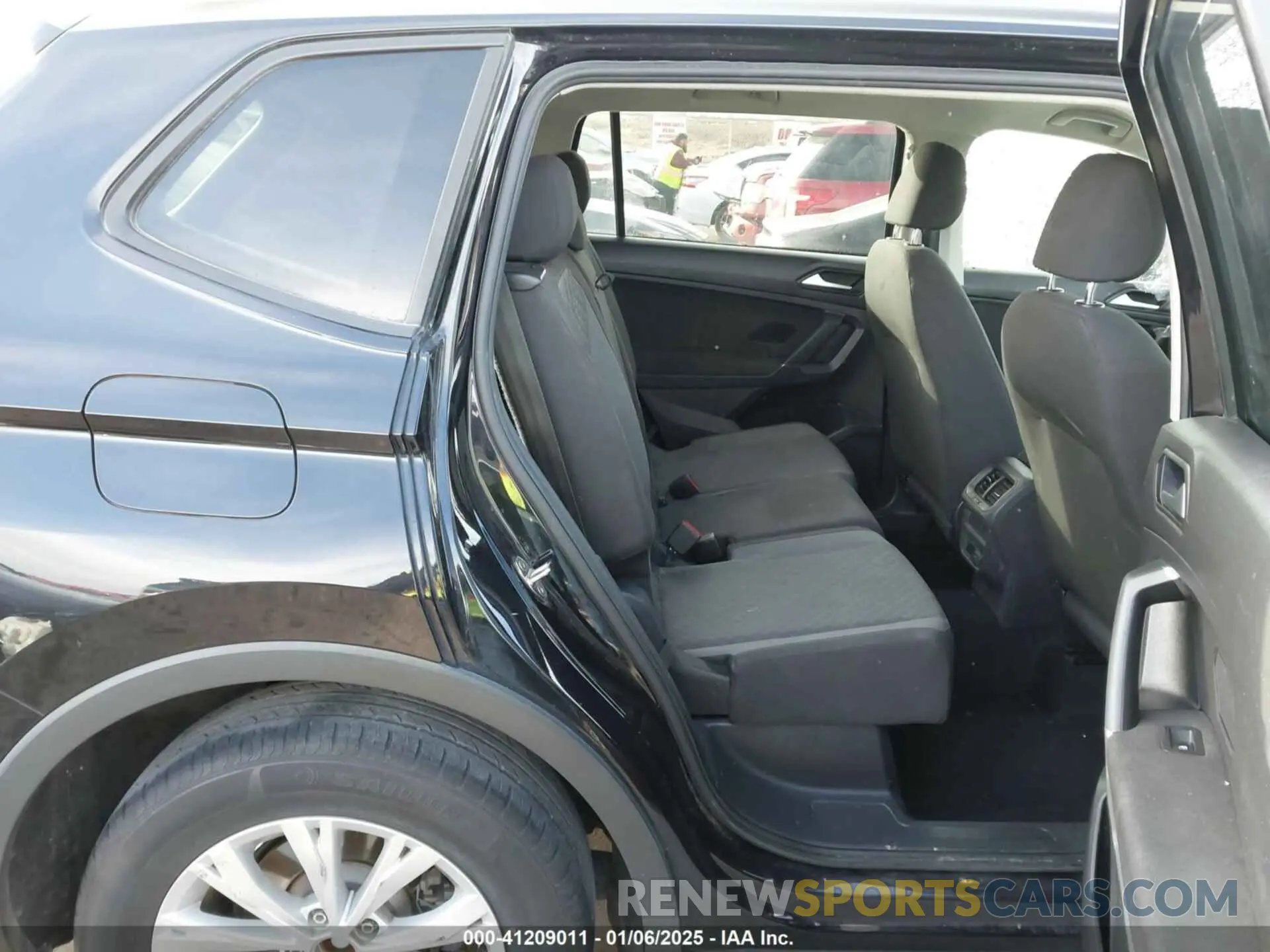 8 Photograph of a damaged car 3VV1B7AX7LM019134 VOLKSWAGEN TIGUAN 2020