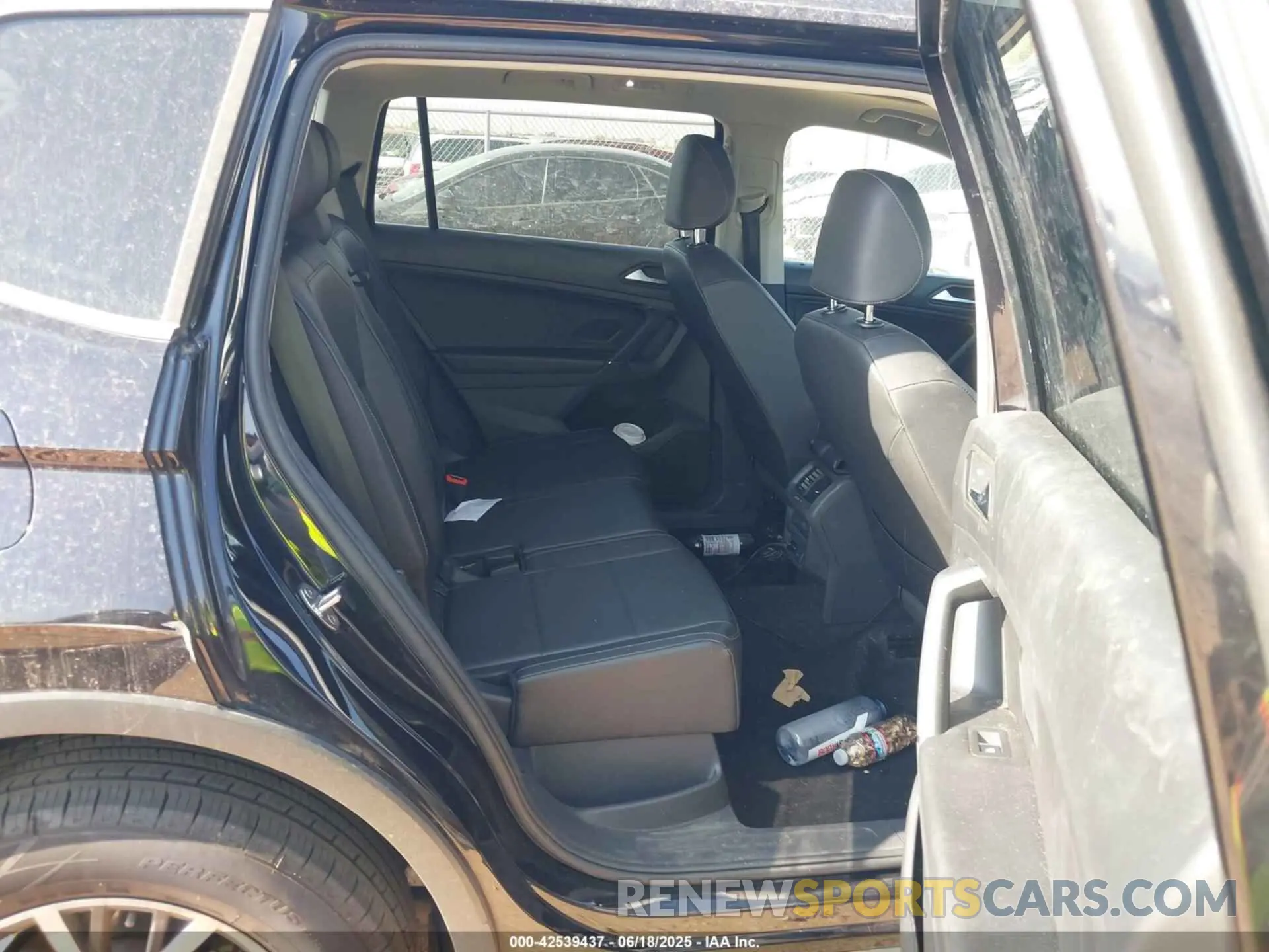 8 Photograph of a damaged car 3VV2B7AX0LM028617 VOLKSWAGEN TIGUAN 2020