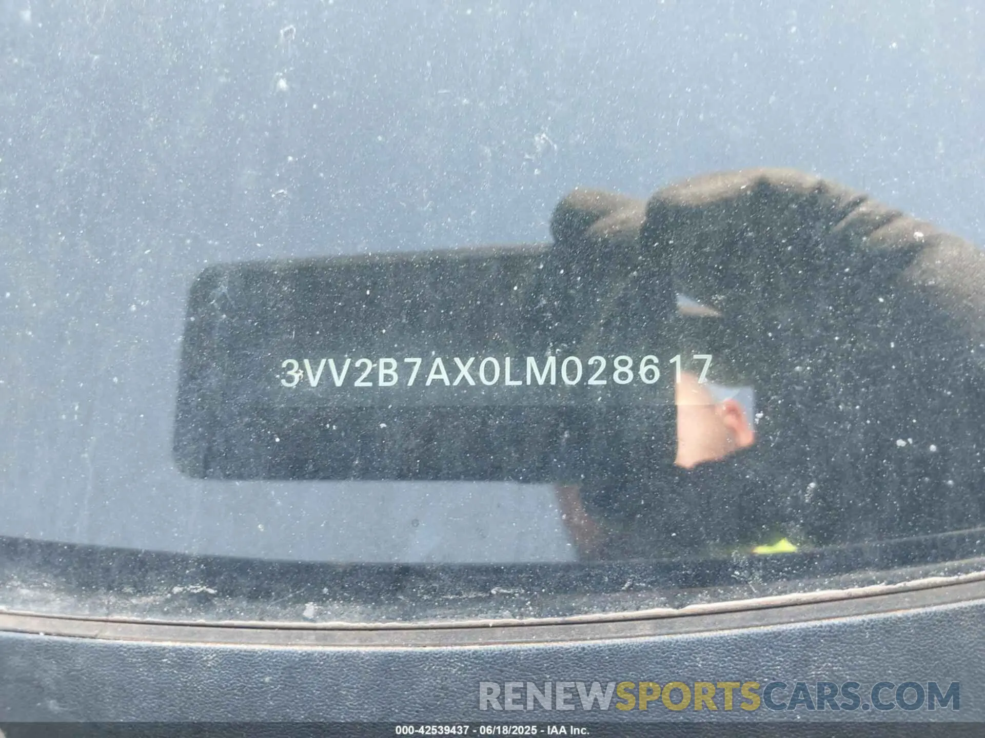 9 Photograph of a damaged car 3VV2B7AX0LM028617 VOLKSWAGEN TIGUAN 2020