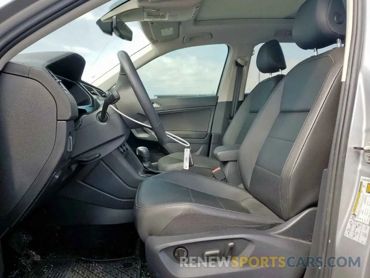 7 Photograph of a damaged car 3VV2B7AX0LM060645 VOLKSWAGEN TIGUAN 2020
