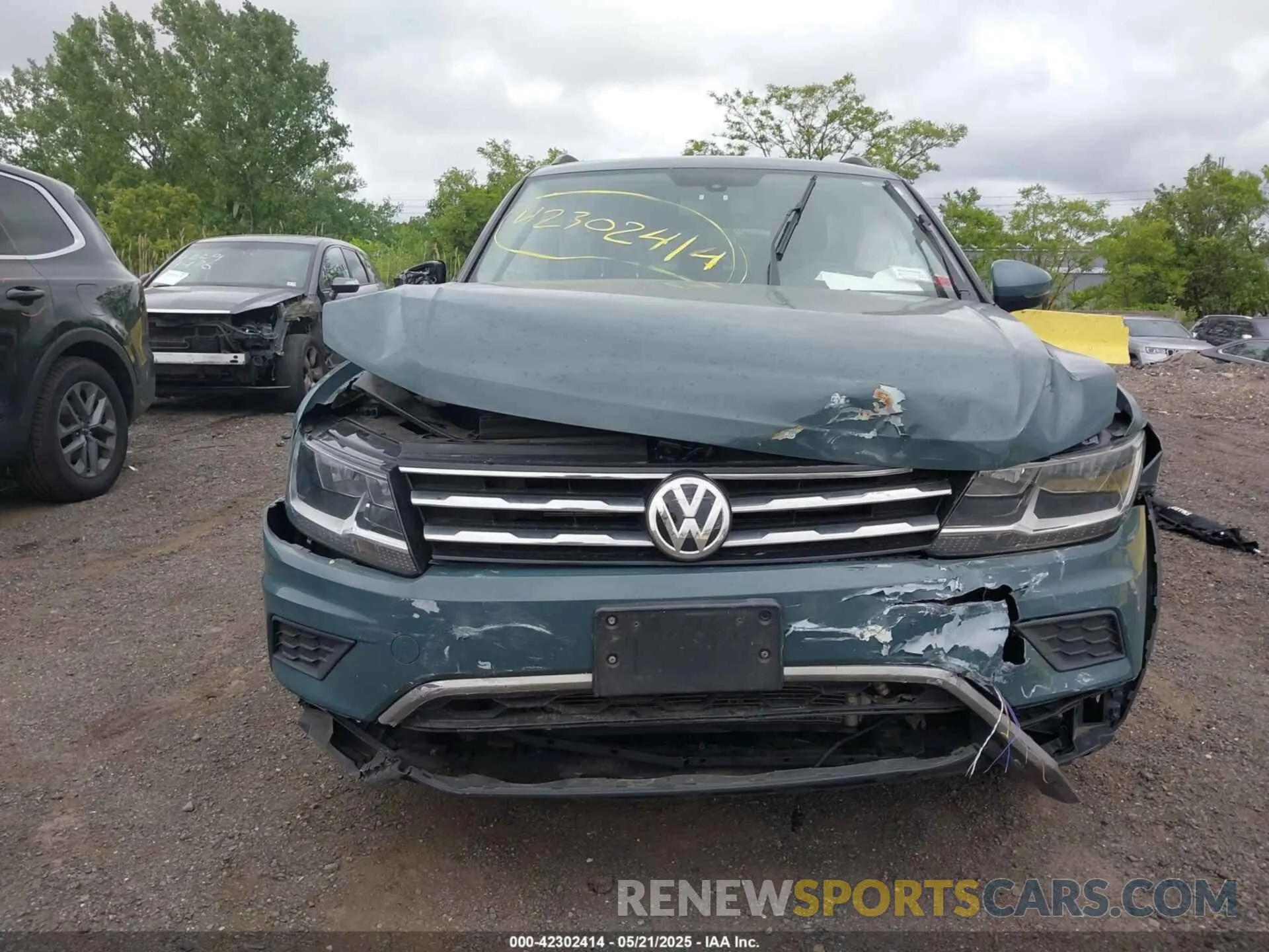 12 Photograph of a damaged car 3VV2B7AX0LM124635 VOLKSWAGEN TIGUAN 2020