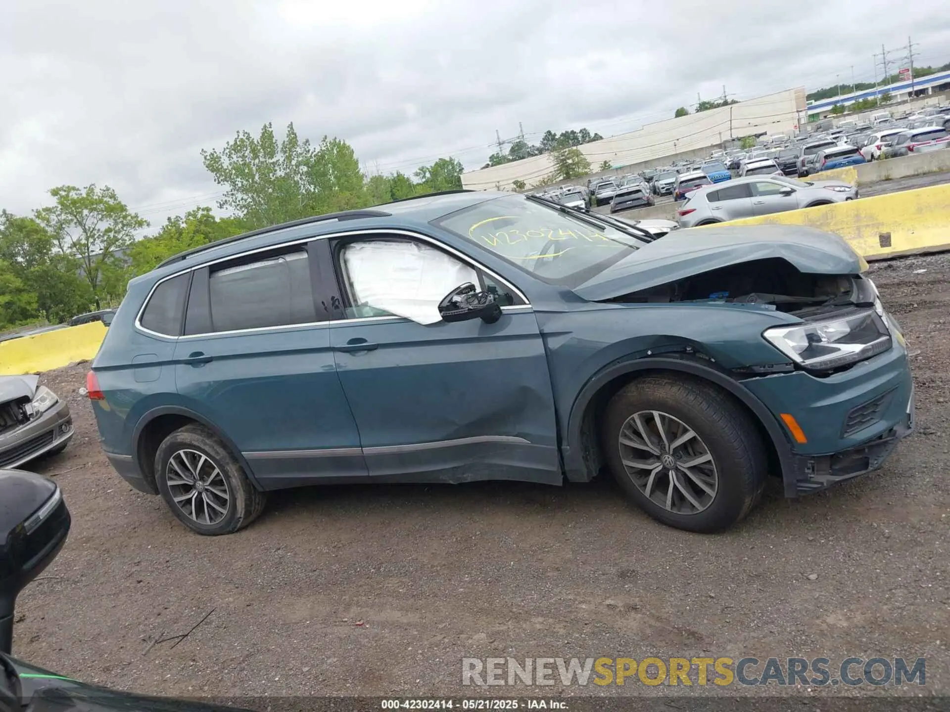 13 Photograph of a damaged car 3VV2B7AX0LM124635 VOLKSWAGEN TIGUAN 2020