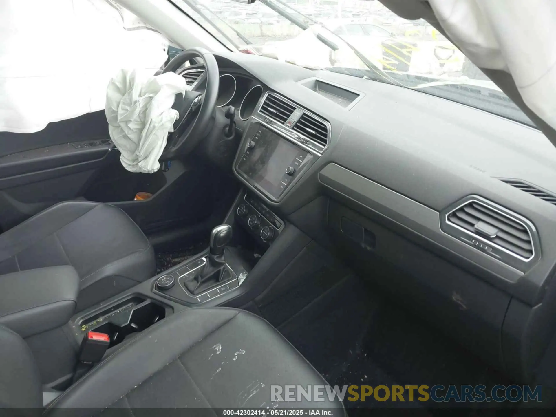 8 Photograph of a damaged car 3VV2B7AX0LM124635 VOLKSWAGEN TIGUAN 2020