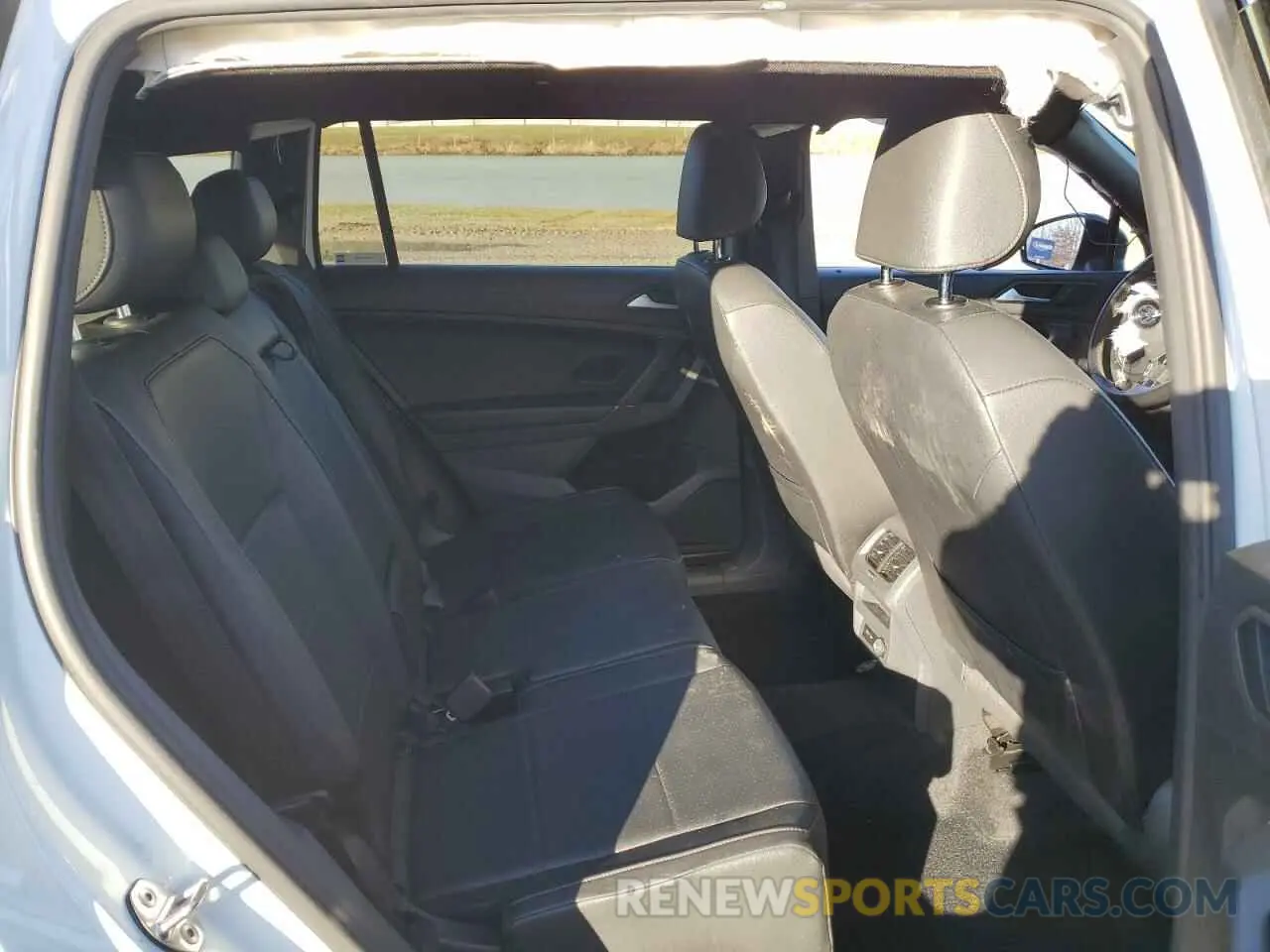 11 Photograph of a damaged car 3VV2B7AX0LM144531 VOLKSWAGEN TIGUAN 2020