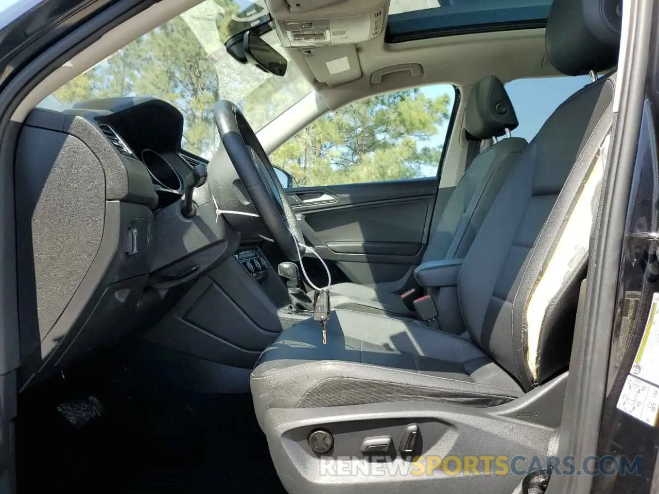 7 Photograph of a damaged car 3VV2B7AX1LM017917 VOLKSWAGEN TIGUAN 2020