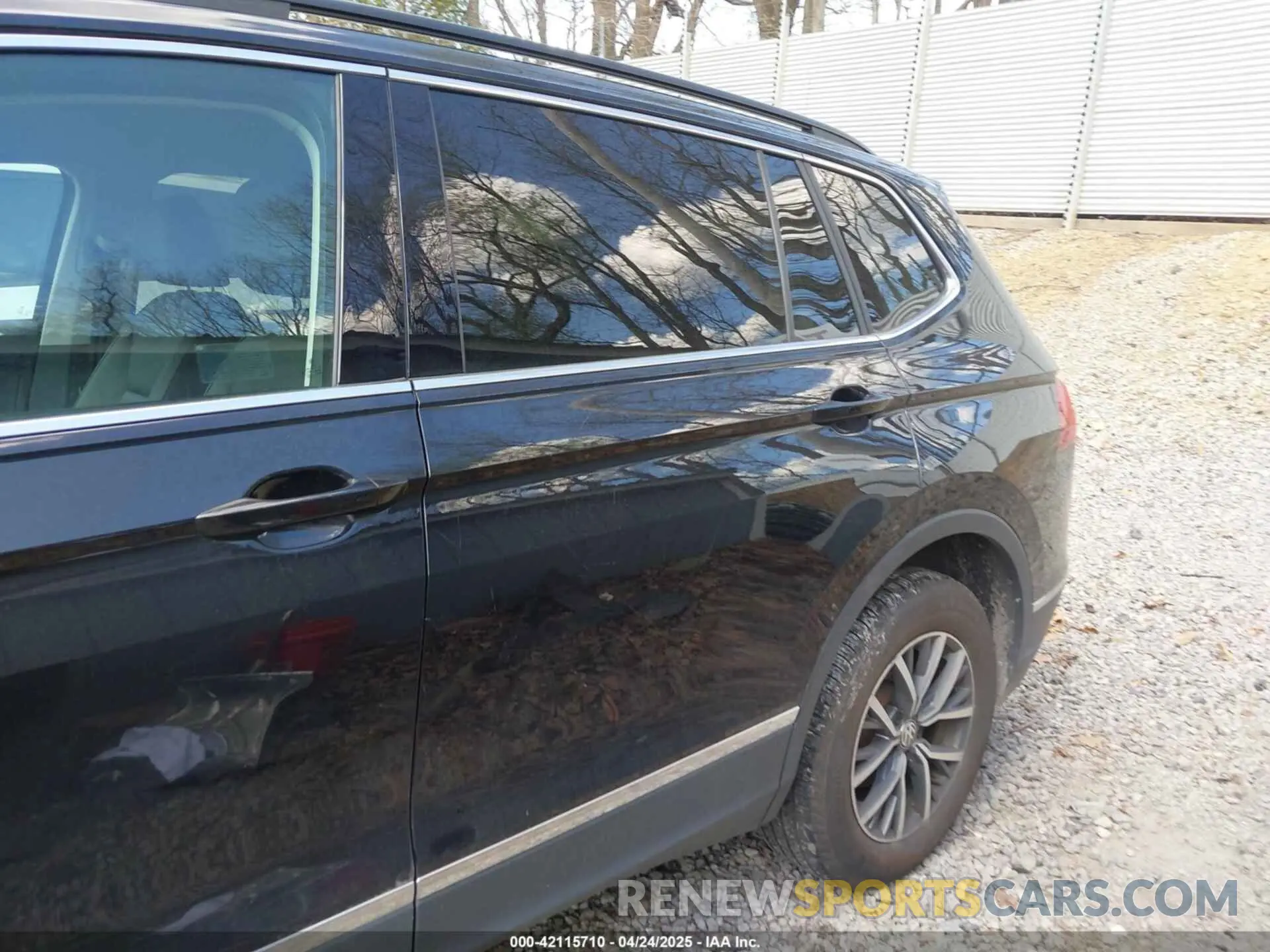 19 Photograph of a damaged car 3VV2B7AX1LM043109 VOLKSWAGEN TIGUAN 2020