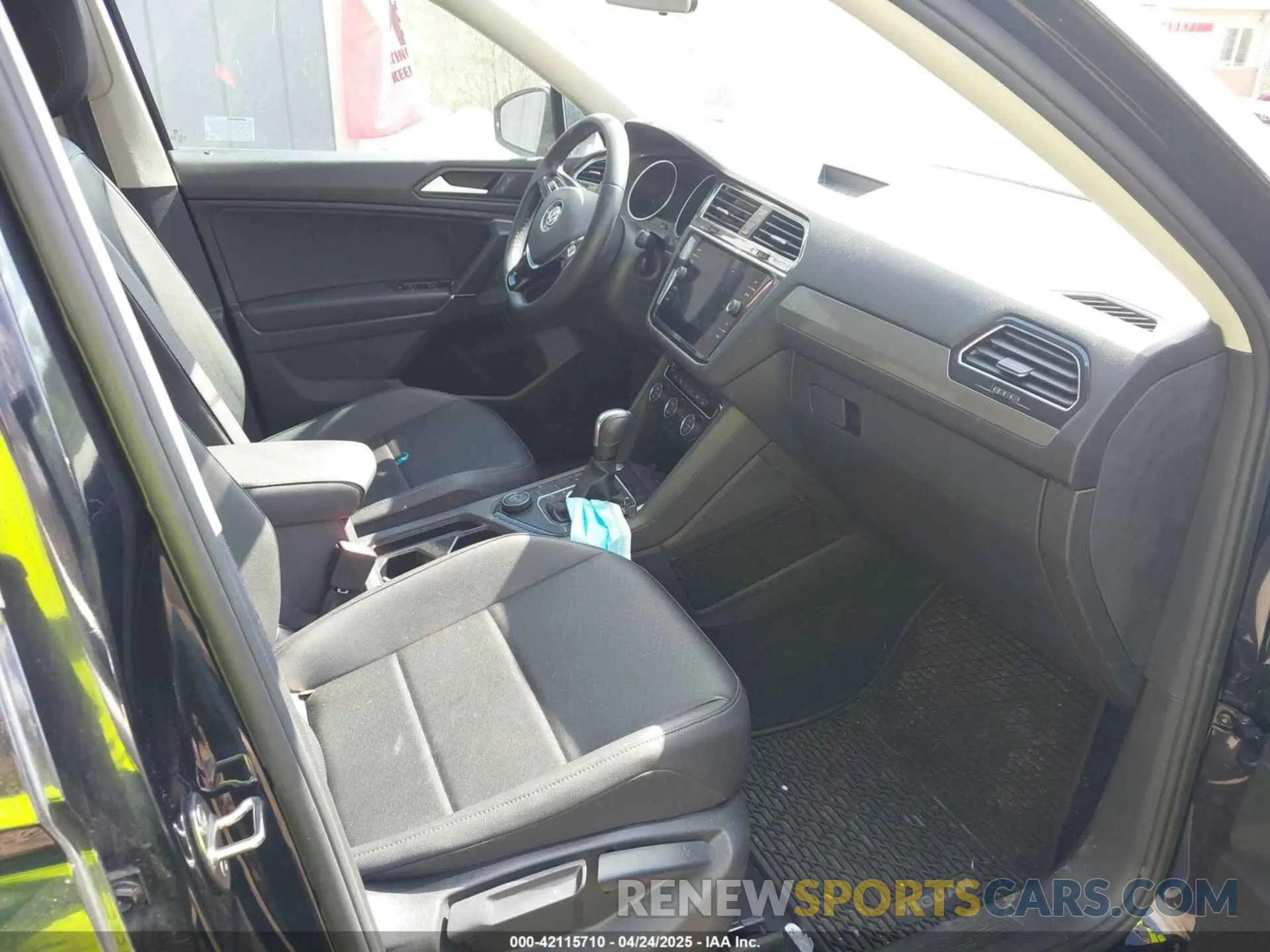 5 Photograph of a damaged car 3VV2B7AX1LM043109 VOLKSWAGEN TIGUAN 2020