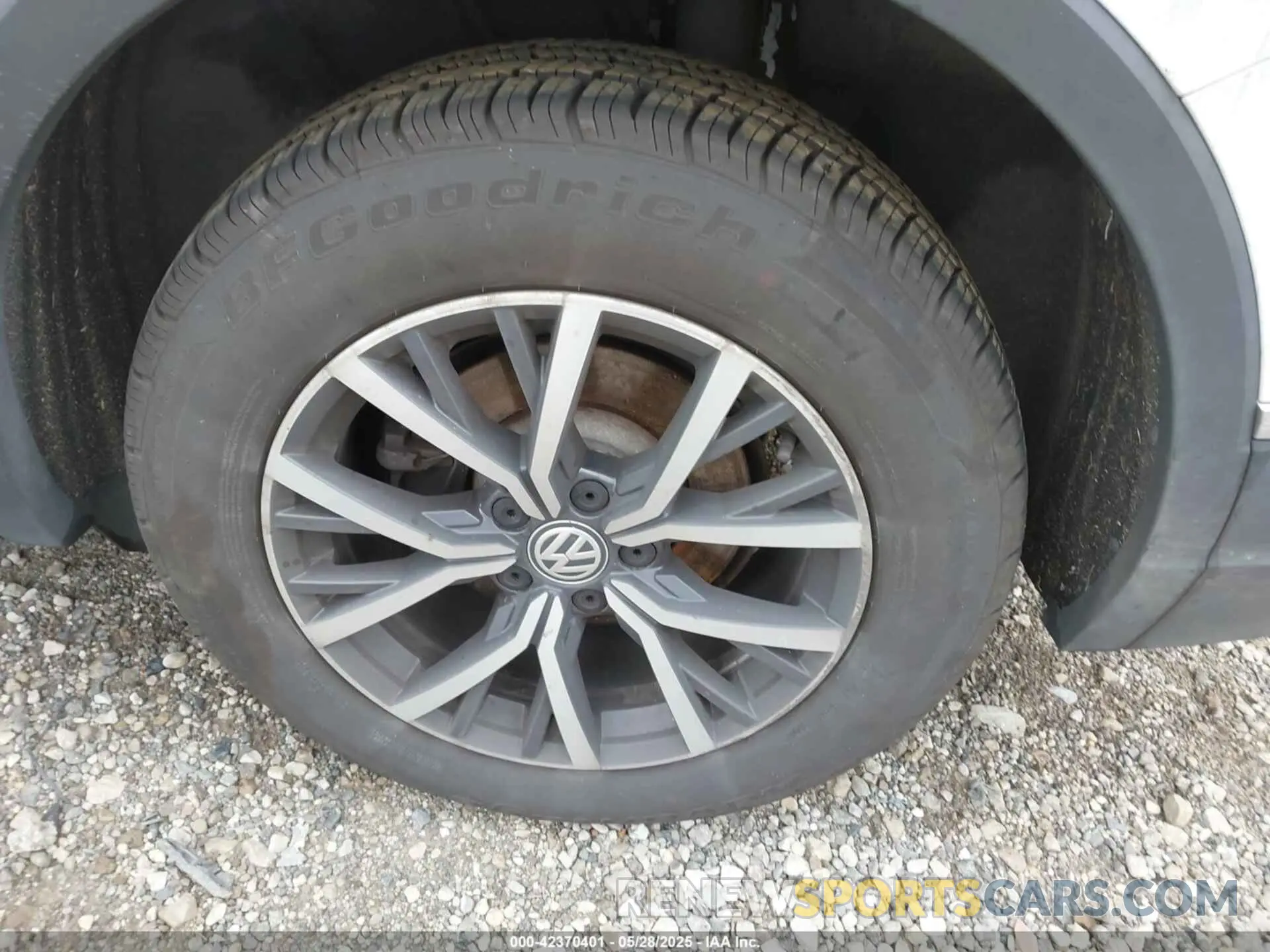 12 Photograph of a damaged car 3VV2B7AX1LM106919 VOLKSWAGEN TIGUAN 2020