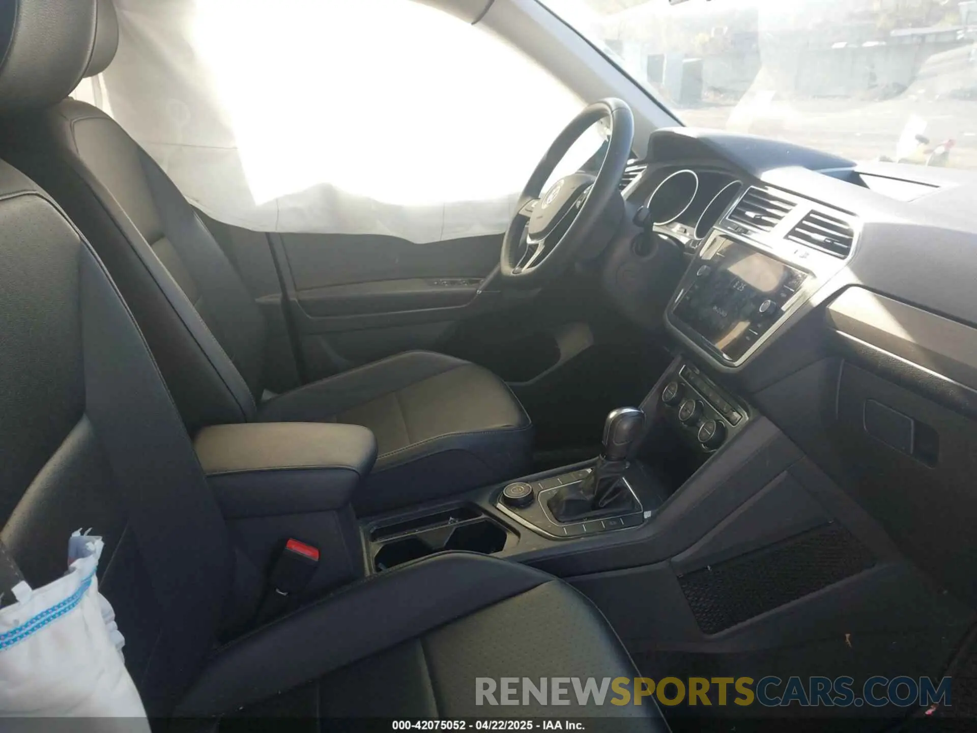 5 Photograph of a damaged car 3VV2B7AX2LM017277 VOLKSWAGEN TIGUAN 2020