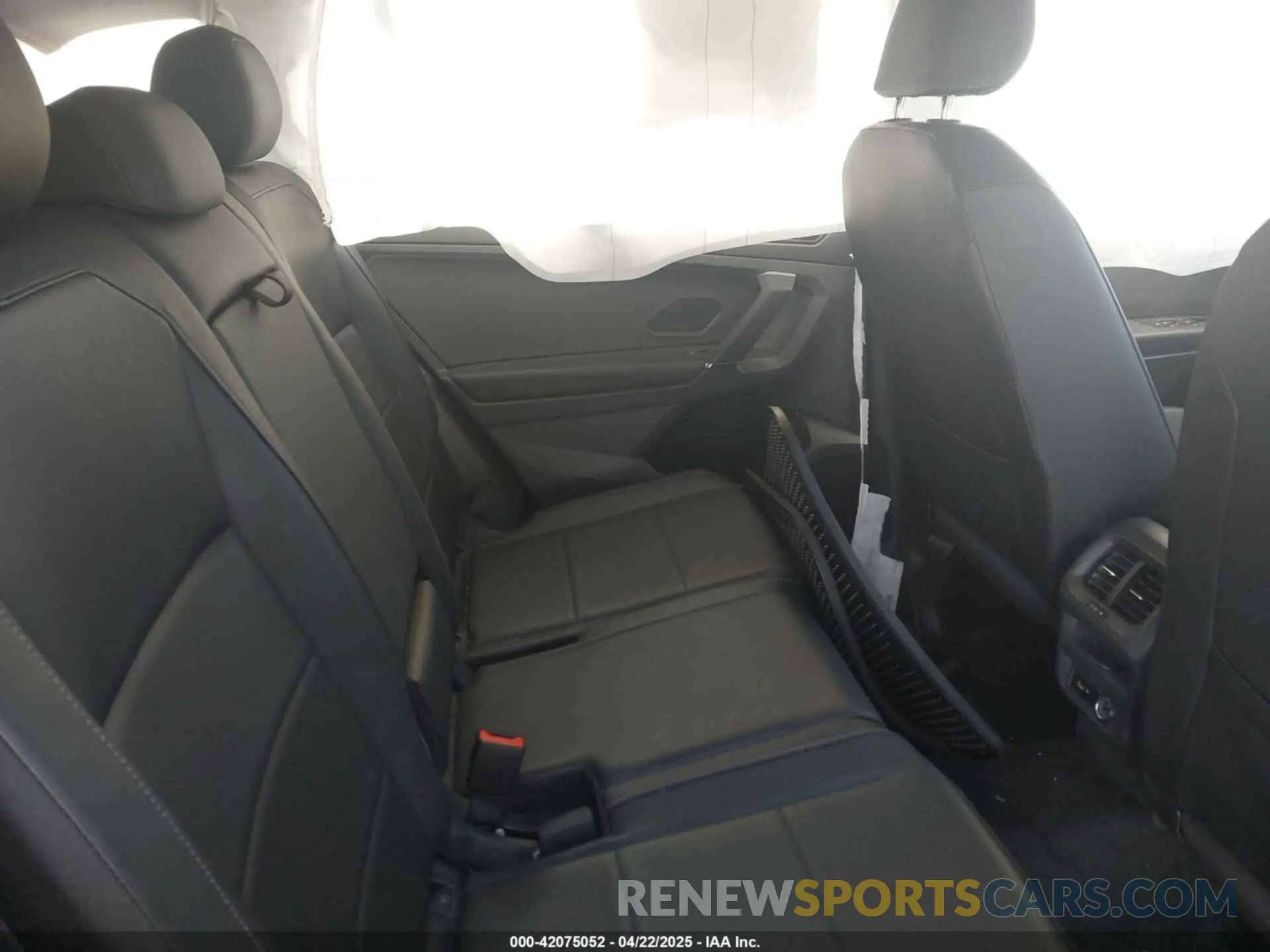 8 Photograph of a damaged car 3VV2B7AX2LM017277 VOLKSWAGEN TIGUAN 2020