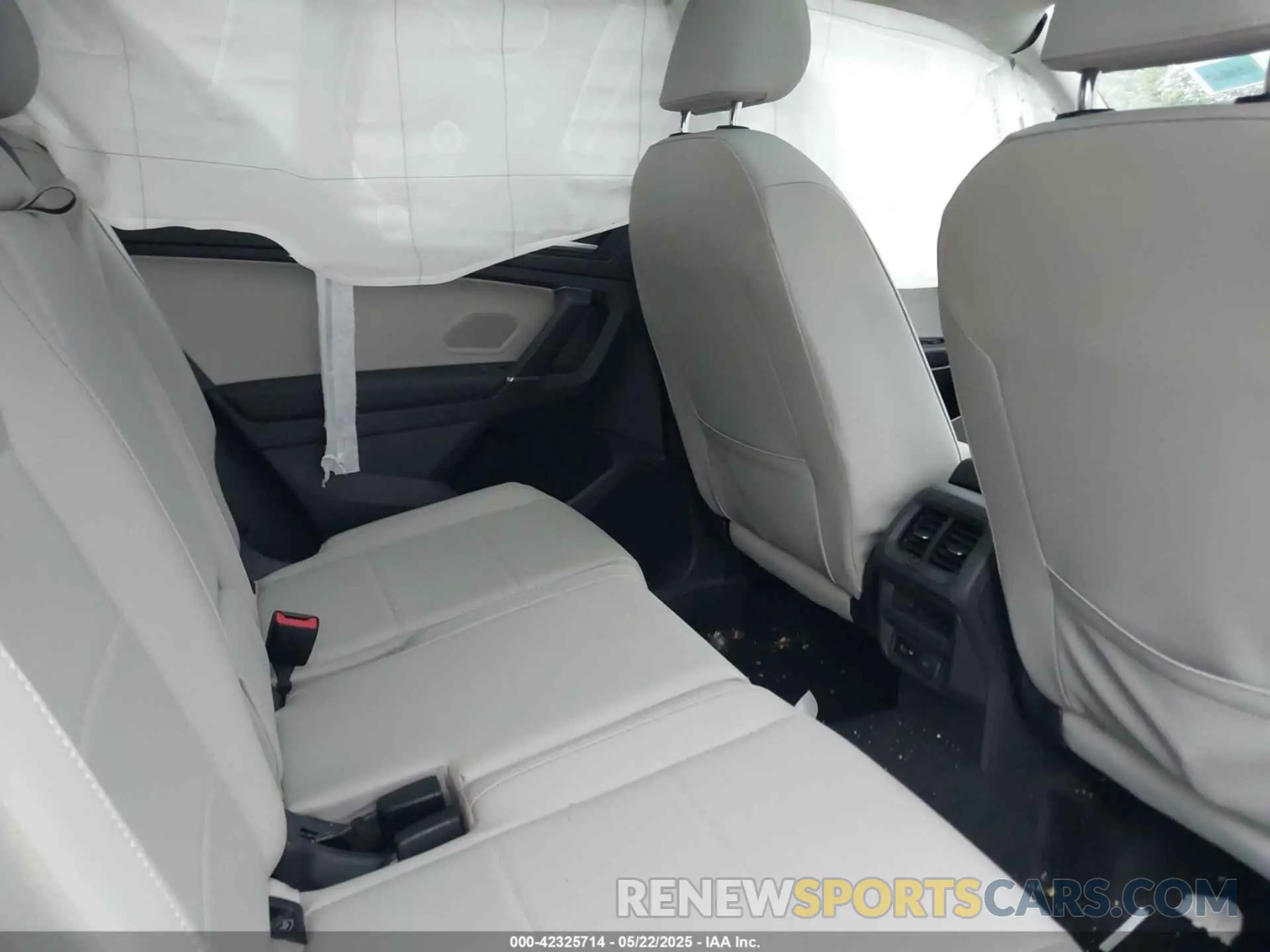 8 Photograph of a damaged car 3VV2B7AX2LM022477 VOLKSWAGEN TIGUAN 2020