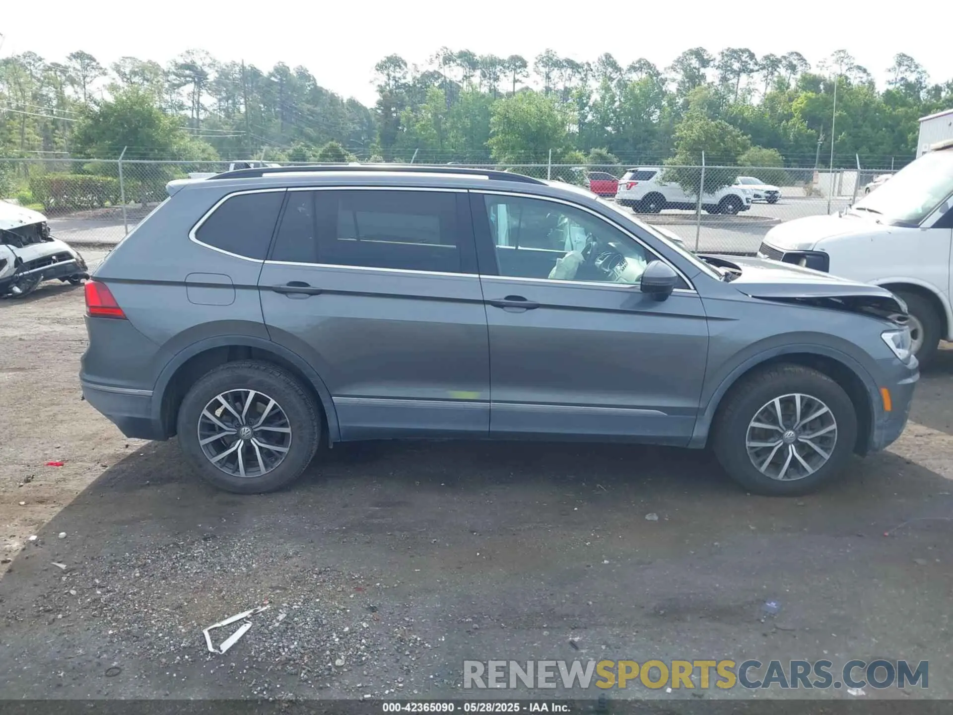 13 Photograph of a damaged car 3VV2B7AX2LM030790 VOLKSWAGEN TIGUAN 2020