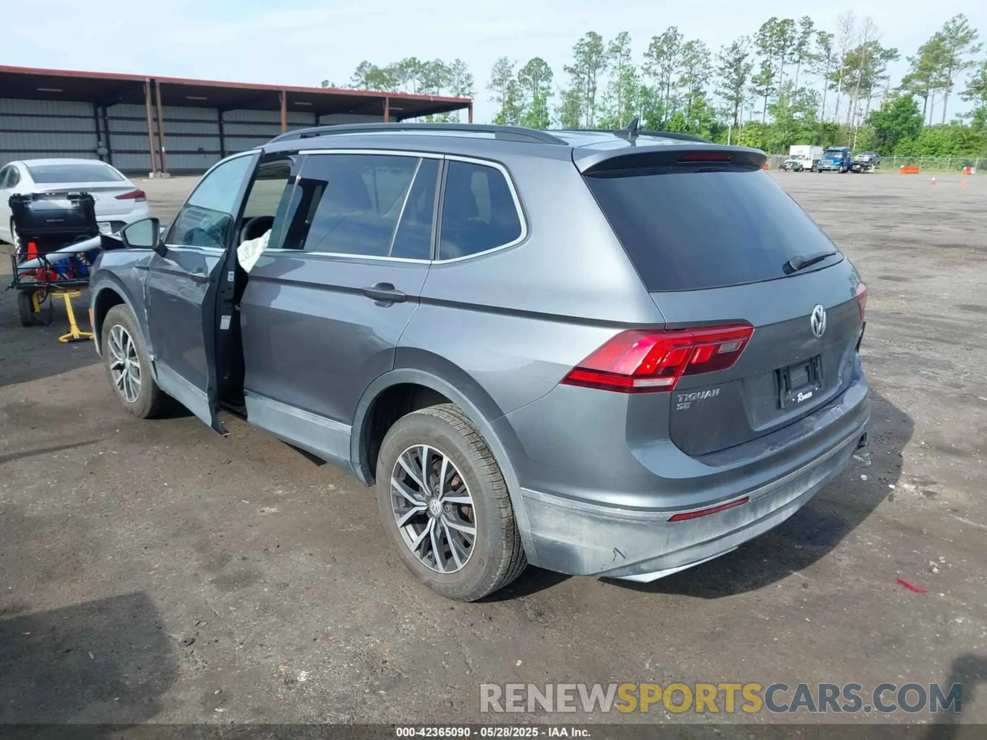 3 Photograph of a damaged car 3VV2B7AX2LM030790 VOLKSWAGEN TIGUAN 2020