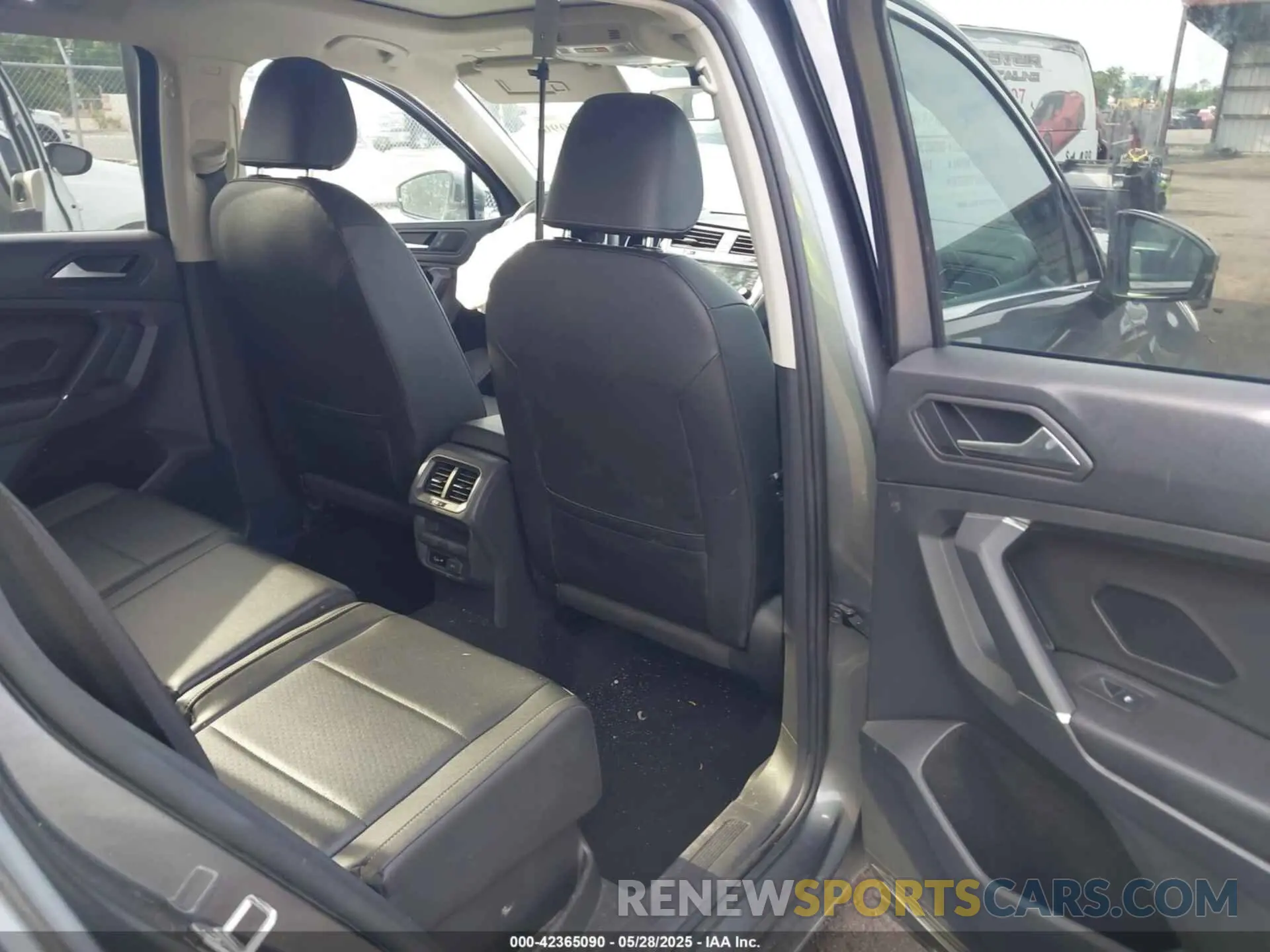 8 Photograph of a damaged car 3VV2B7AX2LM030790 VOLKSWAGEN TIGUAN 2020