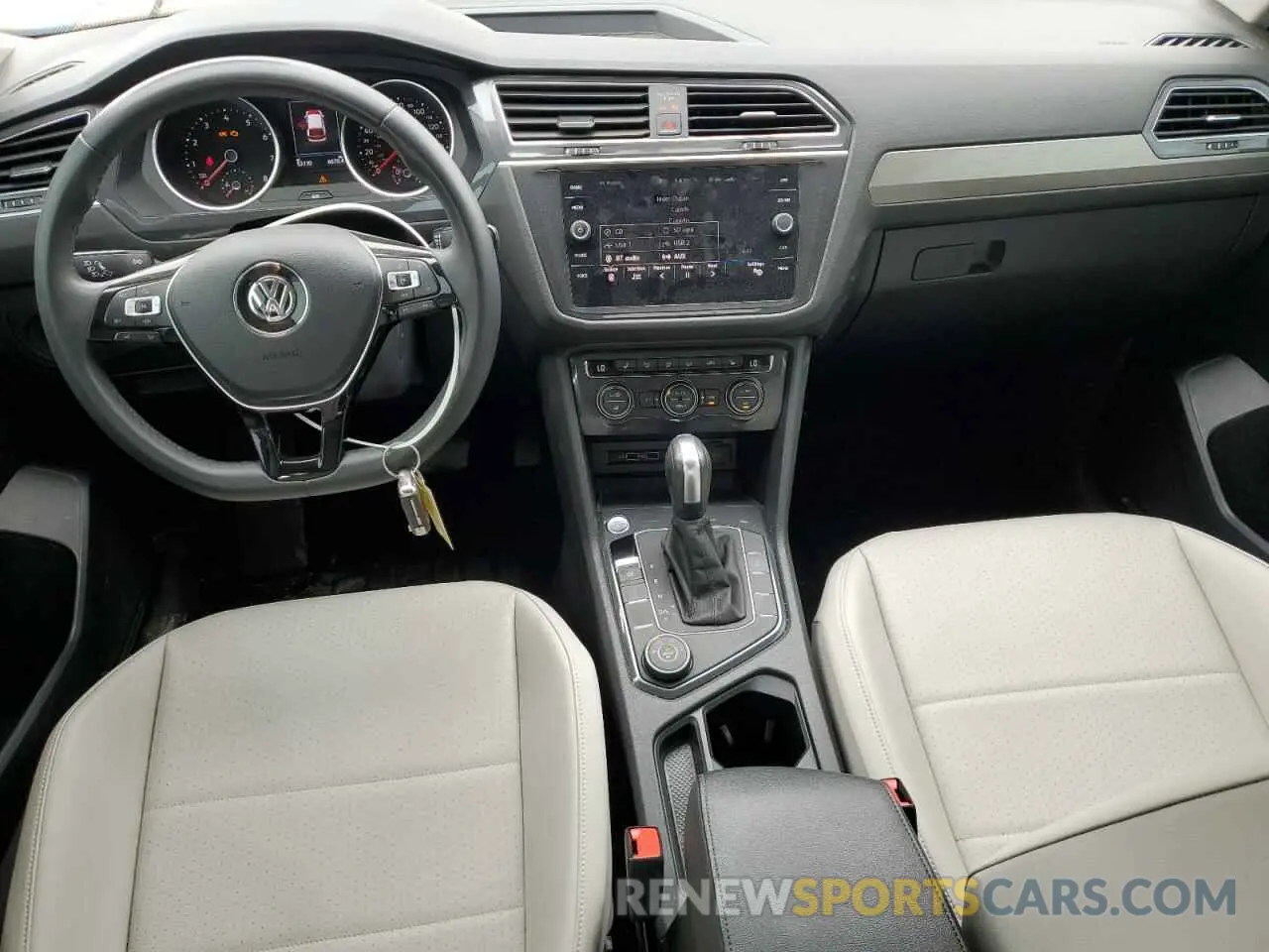 8 Photograph of a damaged car 3VV2B7AX2LM082646 VOLKSWAGEN TIGUAN 2020