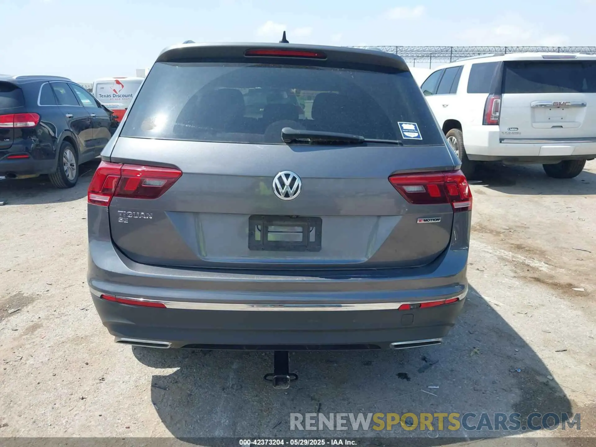 16 Photograph of a damaged car 3VV2B7AX3LM053852 VOLKSWAGEN TIGUAN 2020