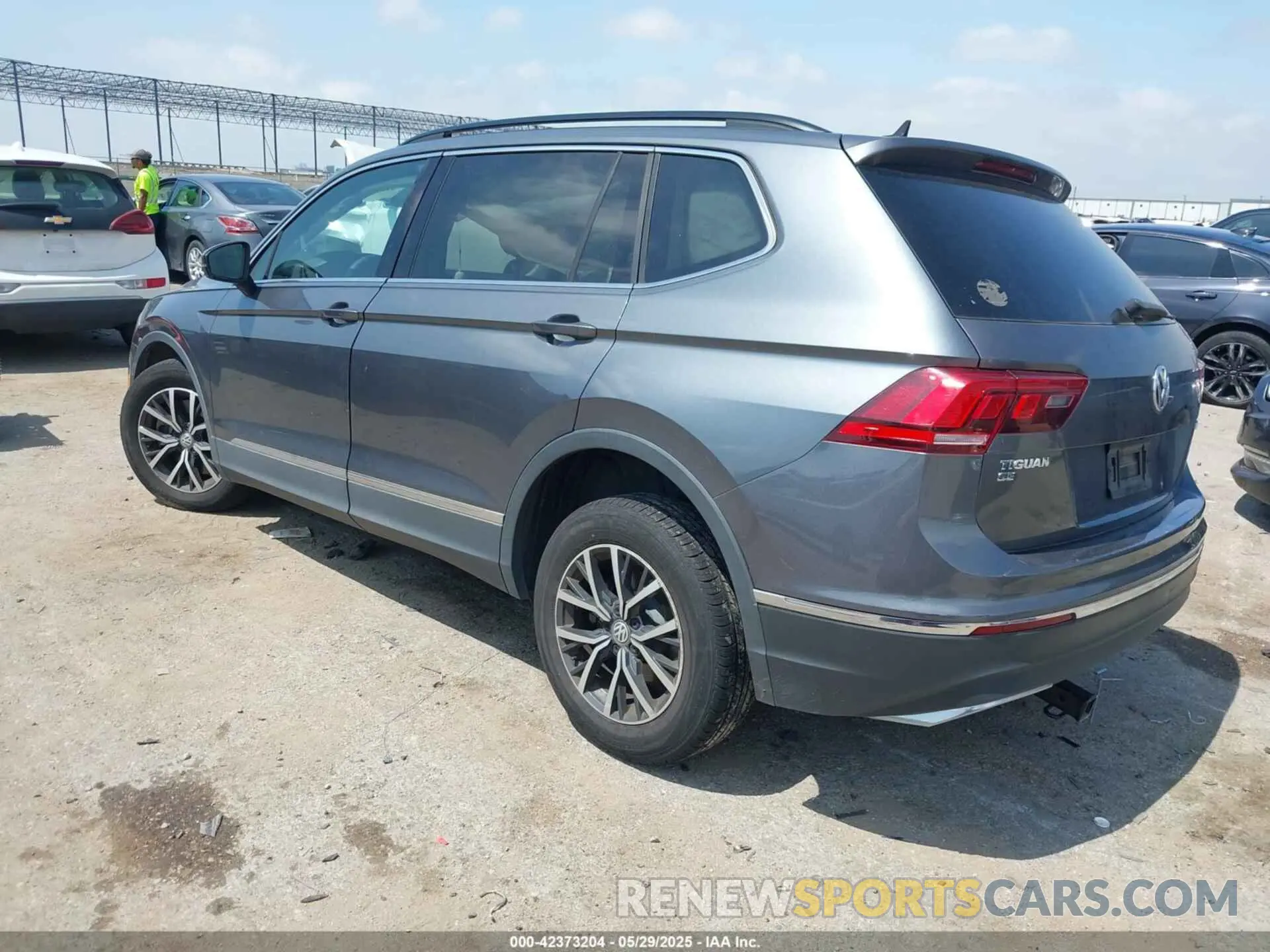3 Photograph of a damaged car 3VV2B7AX3LM053852 VOLKSWAGEN TIGUAN 2020