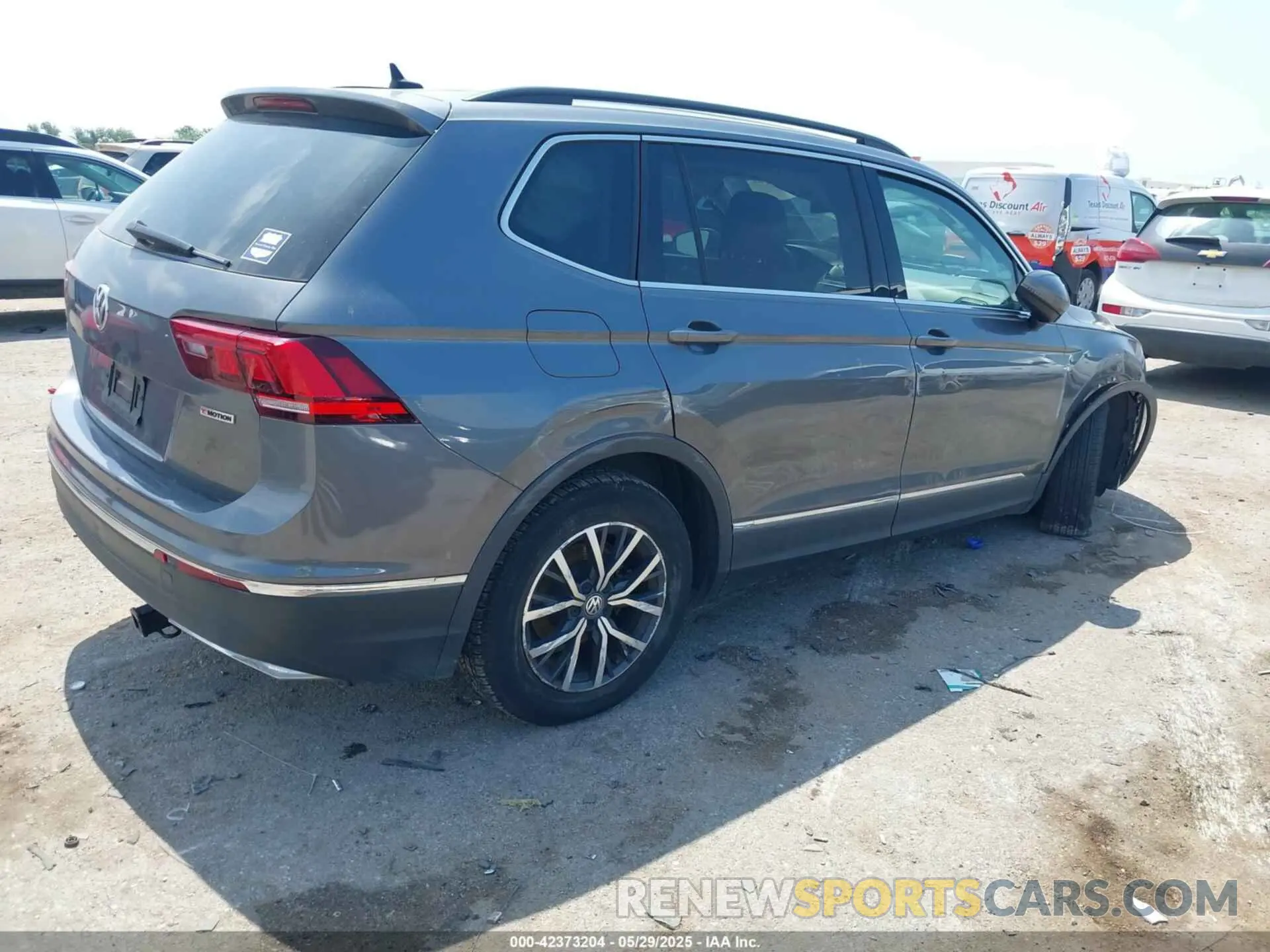 4 Photograph of a damaged car 3VV2B7AX3LM053852 VOLKSWAGEN TIGUAN 2020