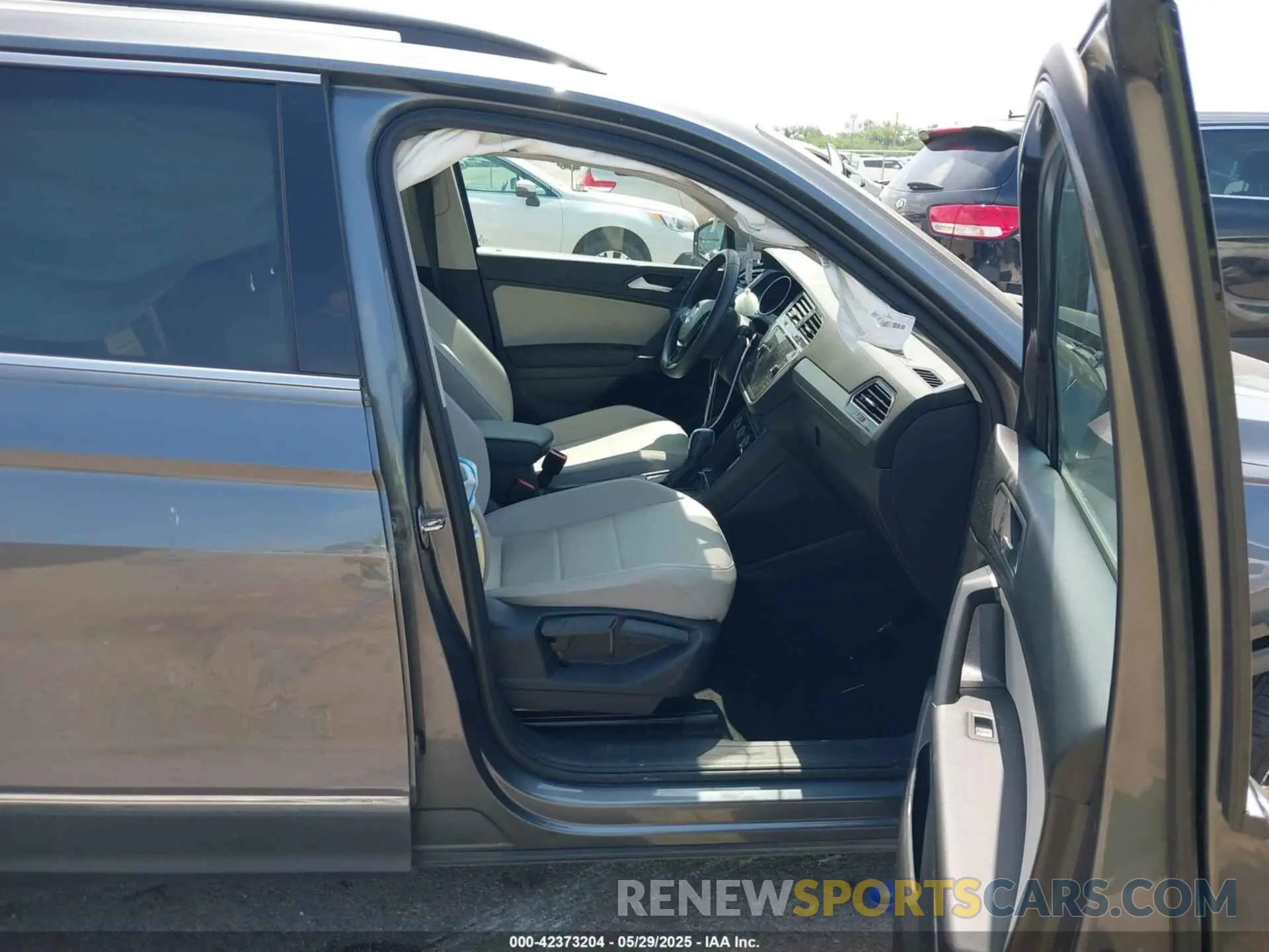 5 Photograph of a damaged car 3VV2B7AX3LM053852 VOLKSWAGEN TIGUAN 2020