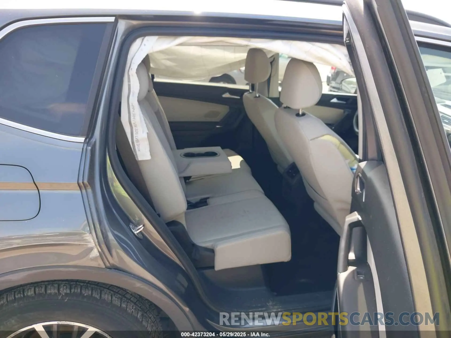 8 Photograph of a damaged car 3VV2B7AX3LM053852 VOLKSWAGEN TIGUAN 2020