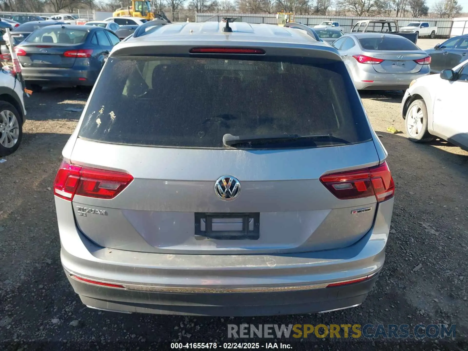 16 Photograph of a damaged car 3VV2B7AX4LM081188 VOLKSWAGEN TIGUAN 2020